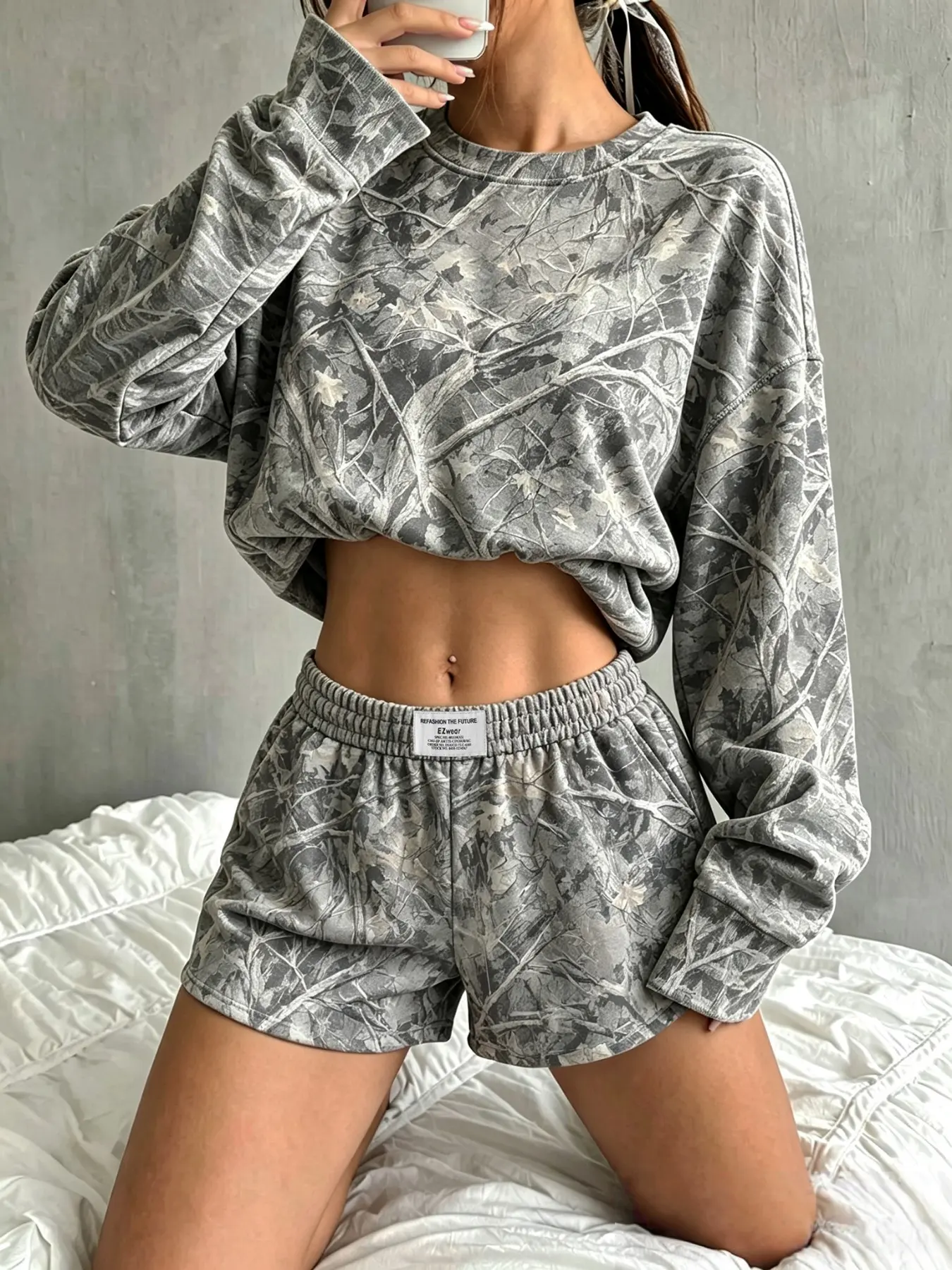 2 pieces, American retro withered tree pattern camouflage full print set, round neck loose long sleeved sweatshirt paired with waist logo side pocket shorts, women's autumn and winter daily home and commuting fashion versatile wear