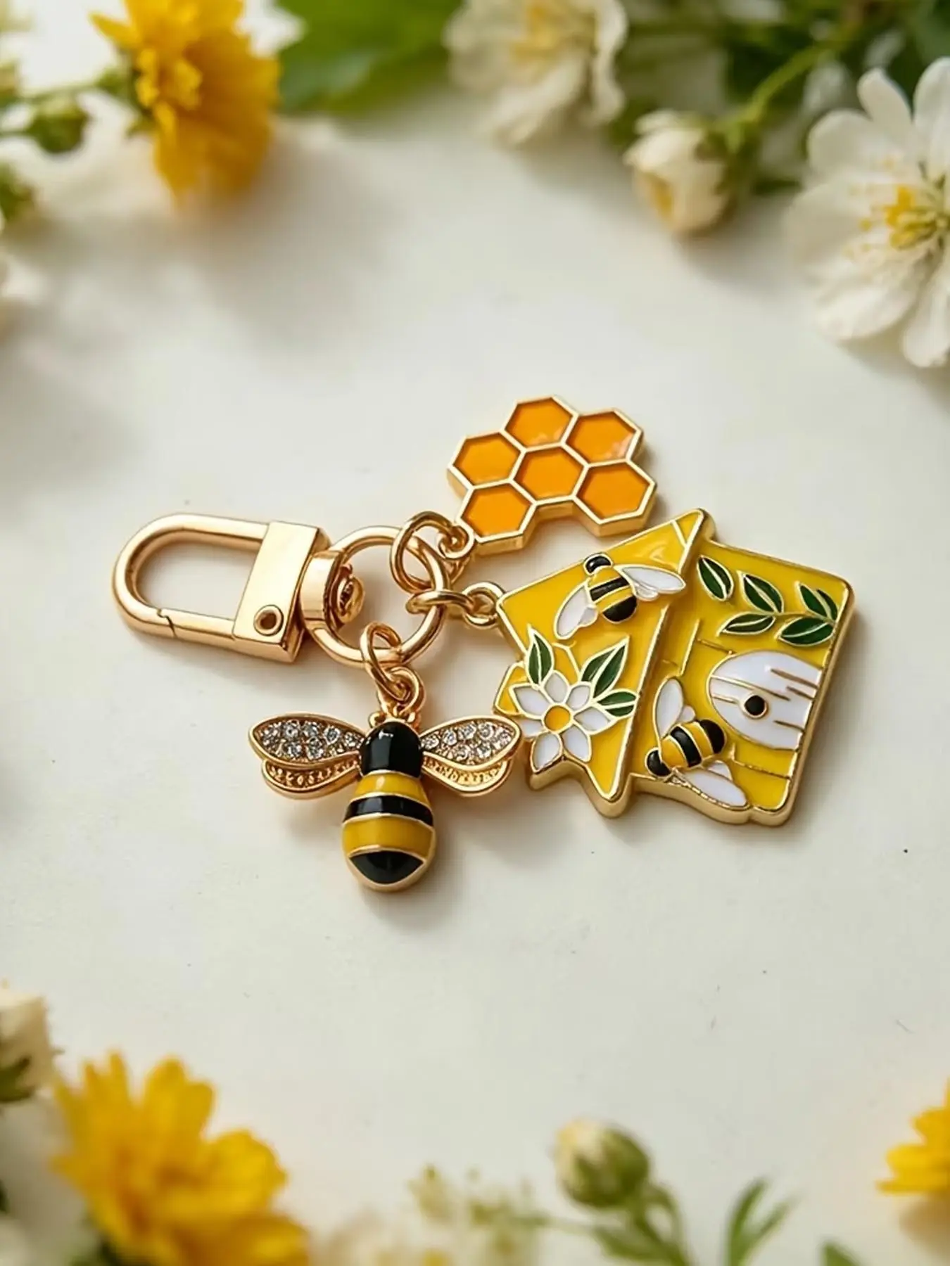 1pc Cute Bee Honeycomb Keychain Enamel Metal Bag Charm Women Gift Backpack Pendant, Bee Hive Keychain, Oil-Drip Metal Pendant, Cute Ins-Style Schoolbag Hanging Ornament