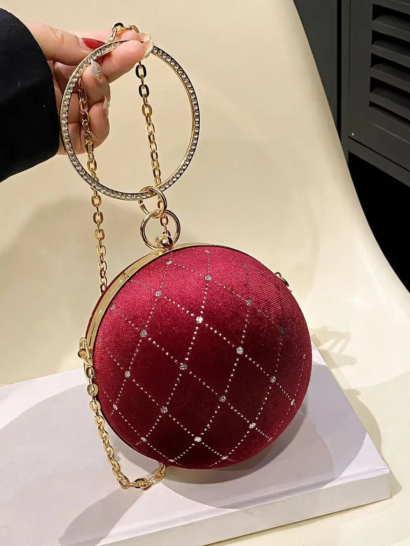 High-end diamond-quilted round spherical crossbody bag, rhinestone-studded circular handle handbag, light luxury niche design, Chic quilted crossbody, perfect for dinners, parties, and dates, trendy chain shoulder, crossbody, or handheld small bag