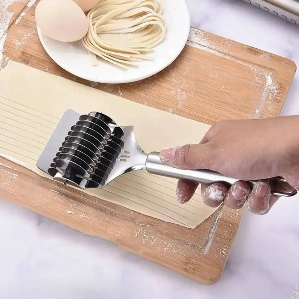 Stainless Steel Noodle Cutter, Manual Pasta Slicer with Ergonomic Grip - Essential User-Friendly Cooking Tool for Pasta Lovers, Handheld, Compact Size, Effortless Cutting, Essential Tool, Noodle Cutter Slicer
