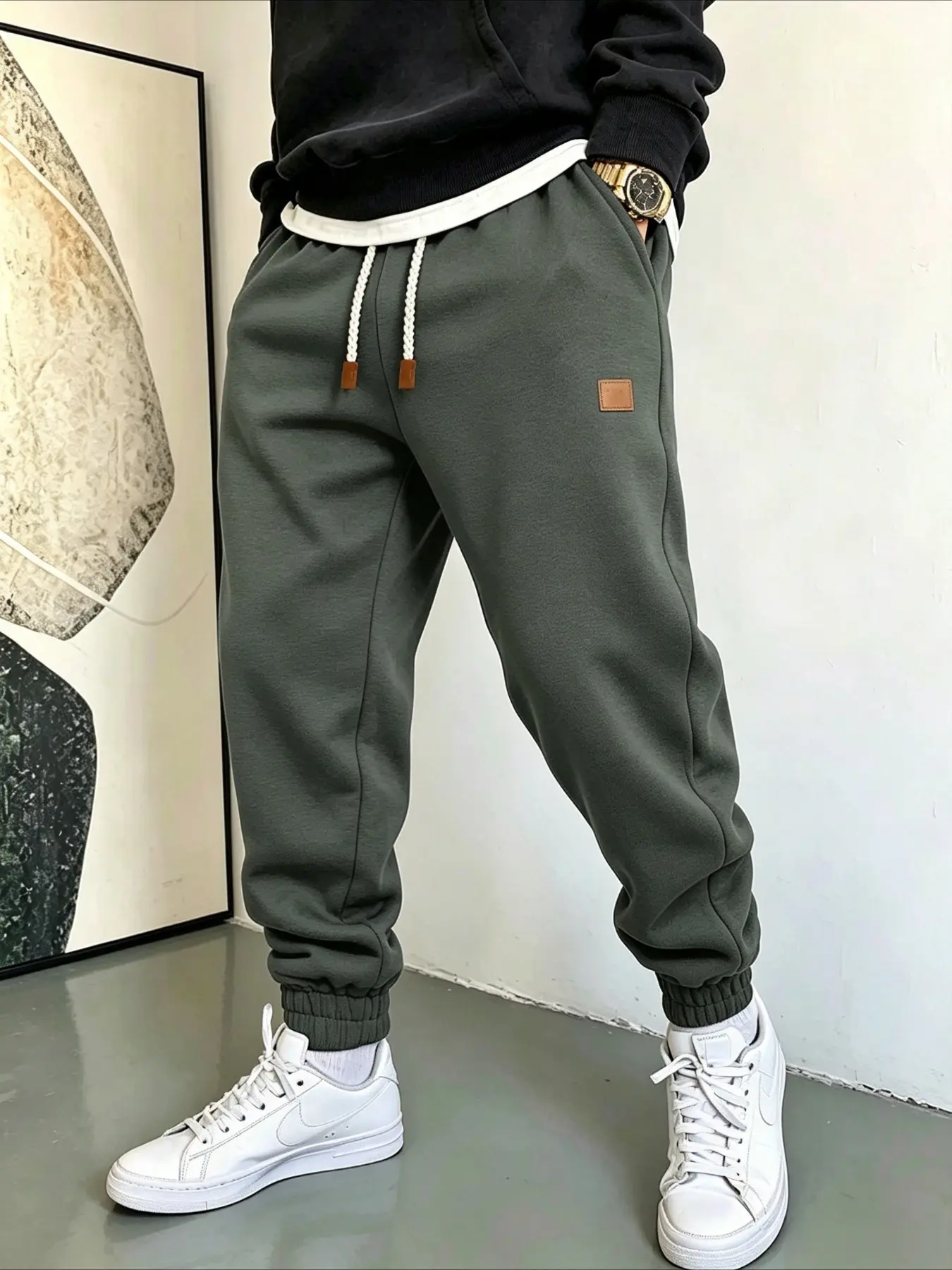 Men's Casual Jogger Pants Solid Color Sweatpants with Leather Patch Drawstring Elastic Waist Tapered Cuff Athletic Trousers for Daily Workout Streetwear