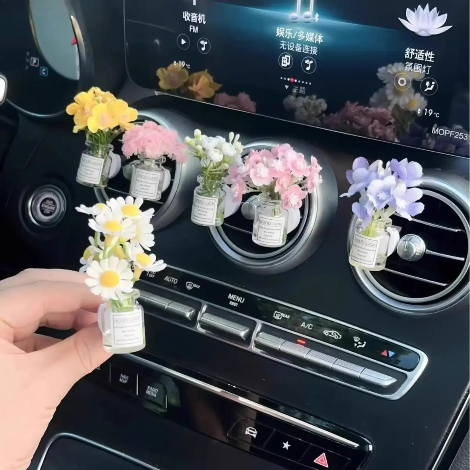 6PCS Boho Dried Flower Glass Car Vent Clip Air Freshener, Clear Glass Bottle with Daisy & Rose Charms, Natural Floral Scent Easy Clip-On Ornament, Stylish Car Interior Decor & Sweet Gift for Women Drivers