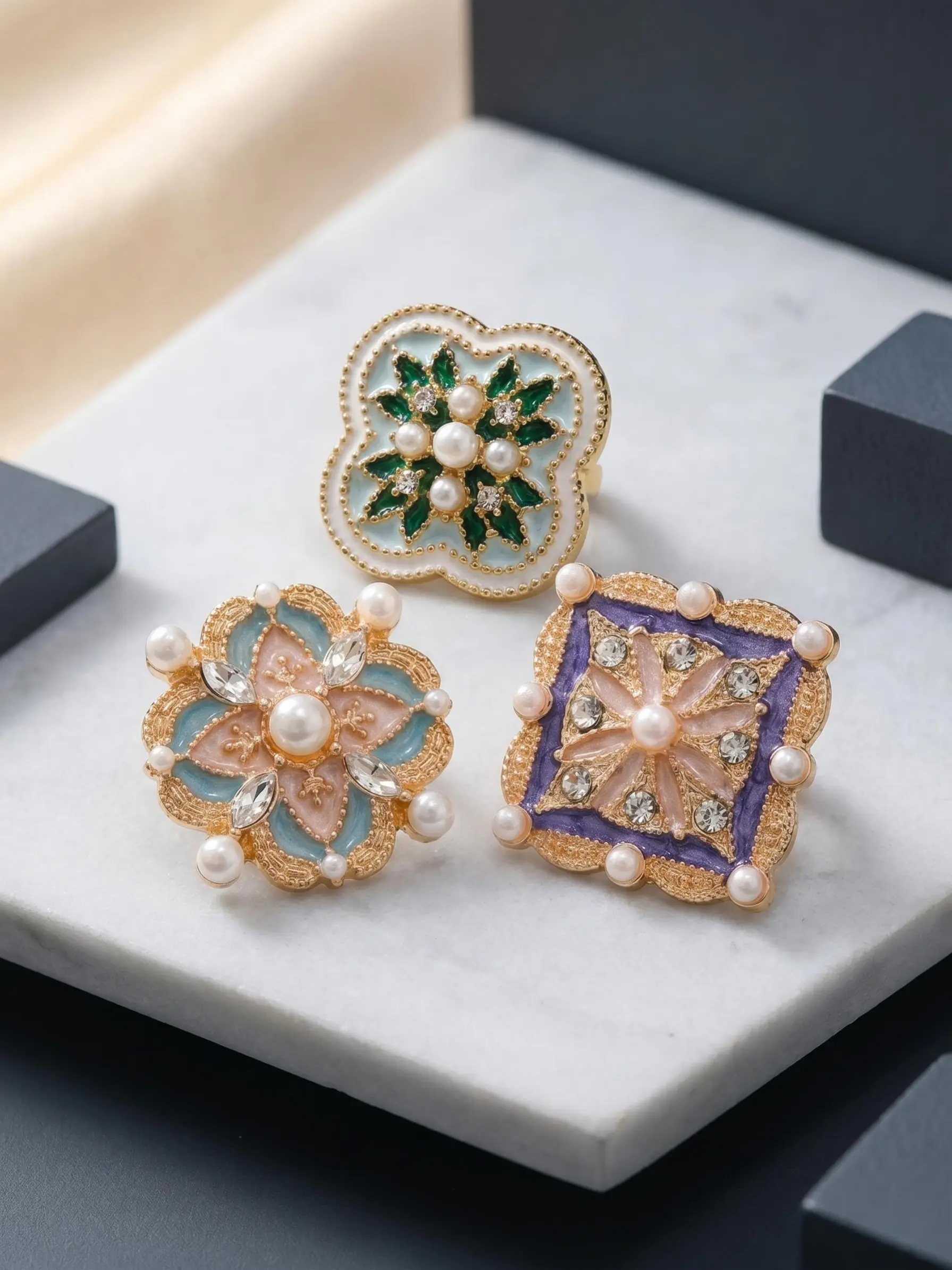 Vintage Flower Enamel Brooch Pin, Elegant Brooch, Retro Floral Lapel Pin, Antique Gold Tone for Women, Flower Pins, Perfect for Jackets, Scarves & Accessories
