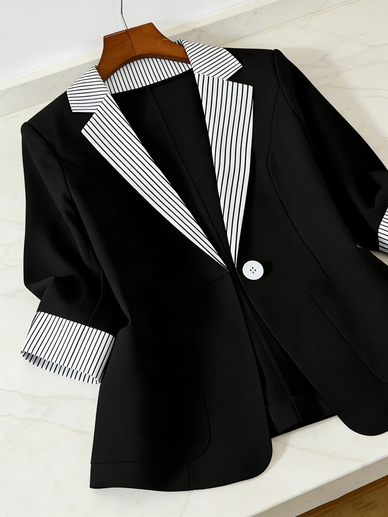 A women's contrasting stripe lapel single-breasted pocket design suit jacket, suitable for summer, suitable for daily attendance, street photography and other occasions