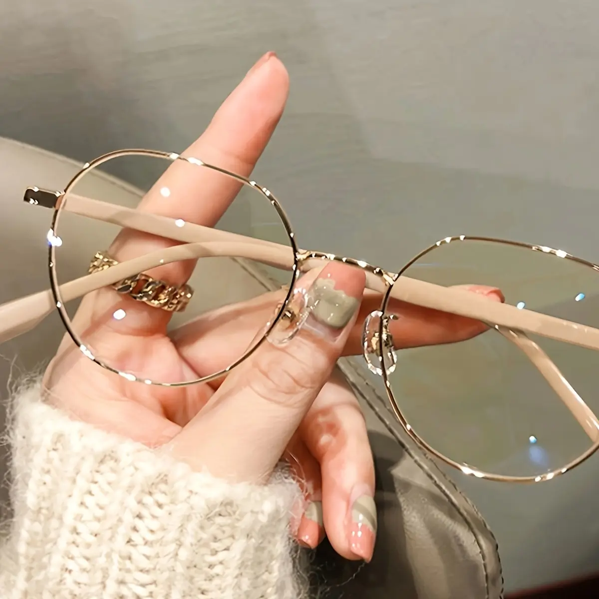 1 Piece of Women's Elegant Round-frame Glasses - Gold and Beige Metal, Full-sided Design, Trendy and Fashionable Women's Accessories for Daily Commuting/the Best Gift for Friends