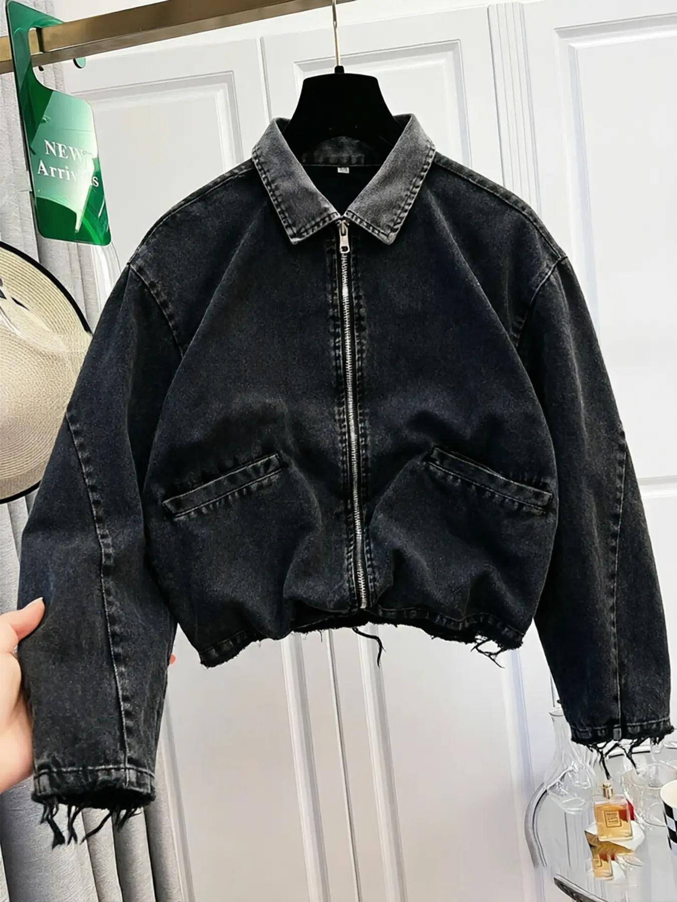 American High Street Faded Crop Denim Jacket For Ladies Zip Front Turn Down Collar Distressed Black Jean Coat Fringe Hem Loose Fit Casual Outerwear Daily Fashion Jacket
