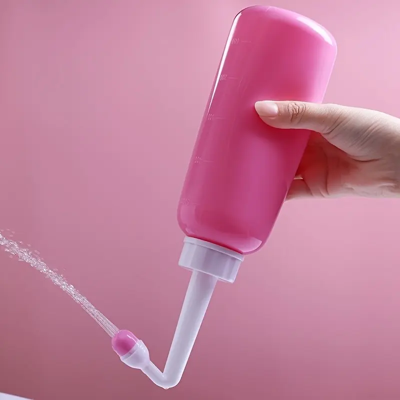 1 portable perineal cleansing spray with leak protection, designed for postpartum care, 16.91 oz capacity, fragrance-free, made of plastic, battery-free, available in two colors.