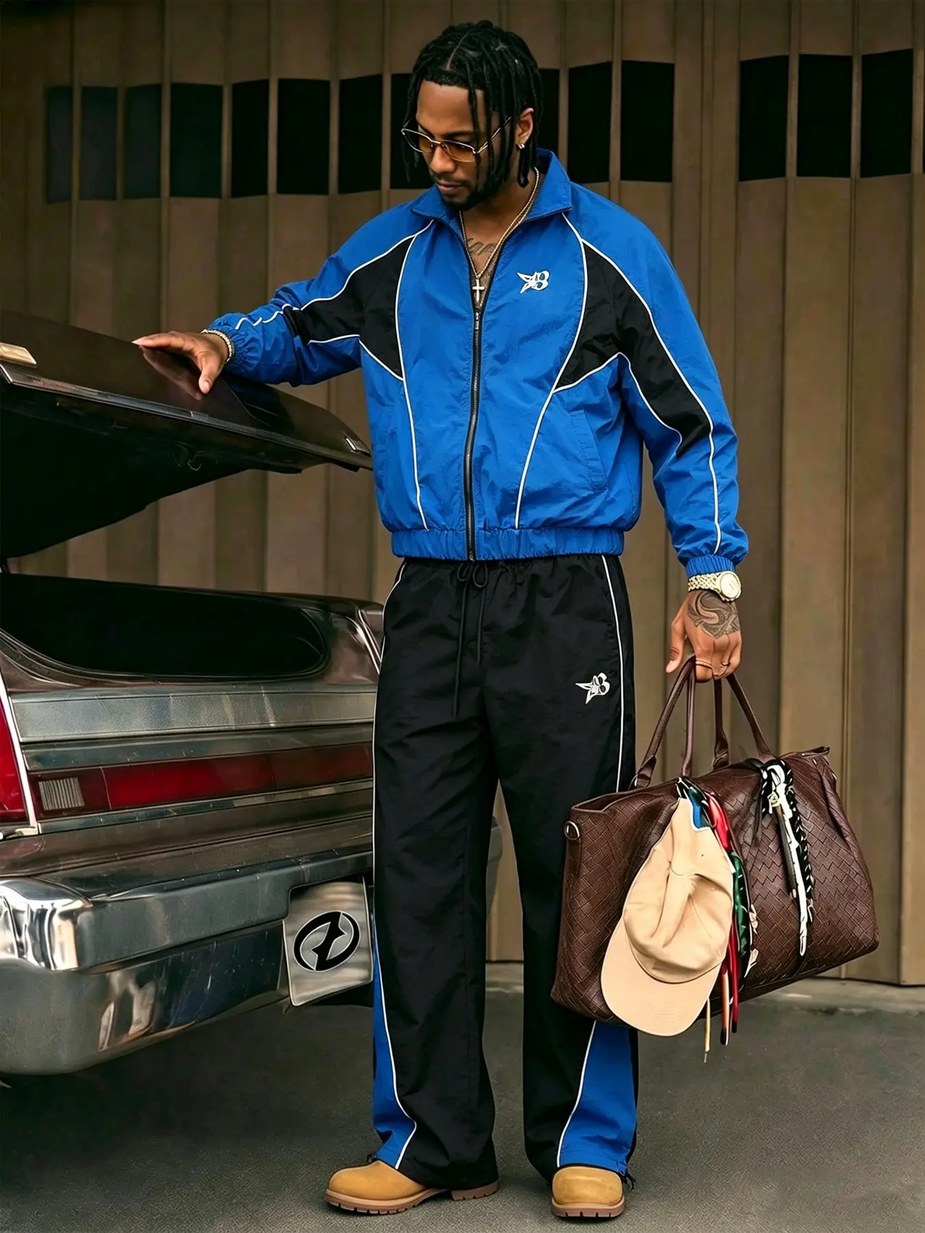 This Men's Two-Piece Color-Blocked Tracksuit Features a Blue and Black Stand-Up Collar Zip-Up Jacket and Striped Drawstring Trousers, Exuding a Retro Hip-Hop Style Suitable for Street Style, Everyday Wear, and Sports Activities, Casual Tracksuit
