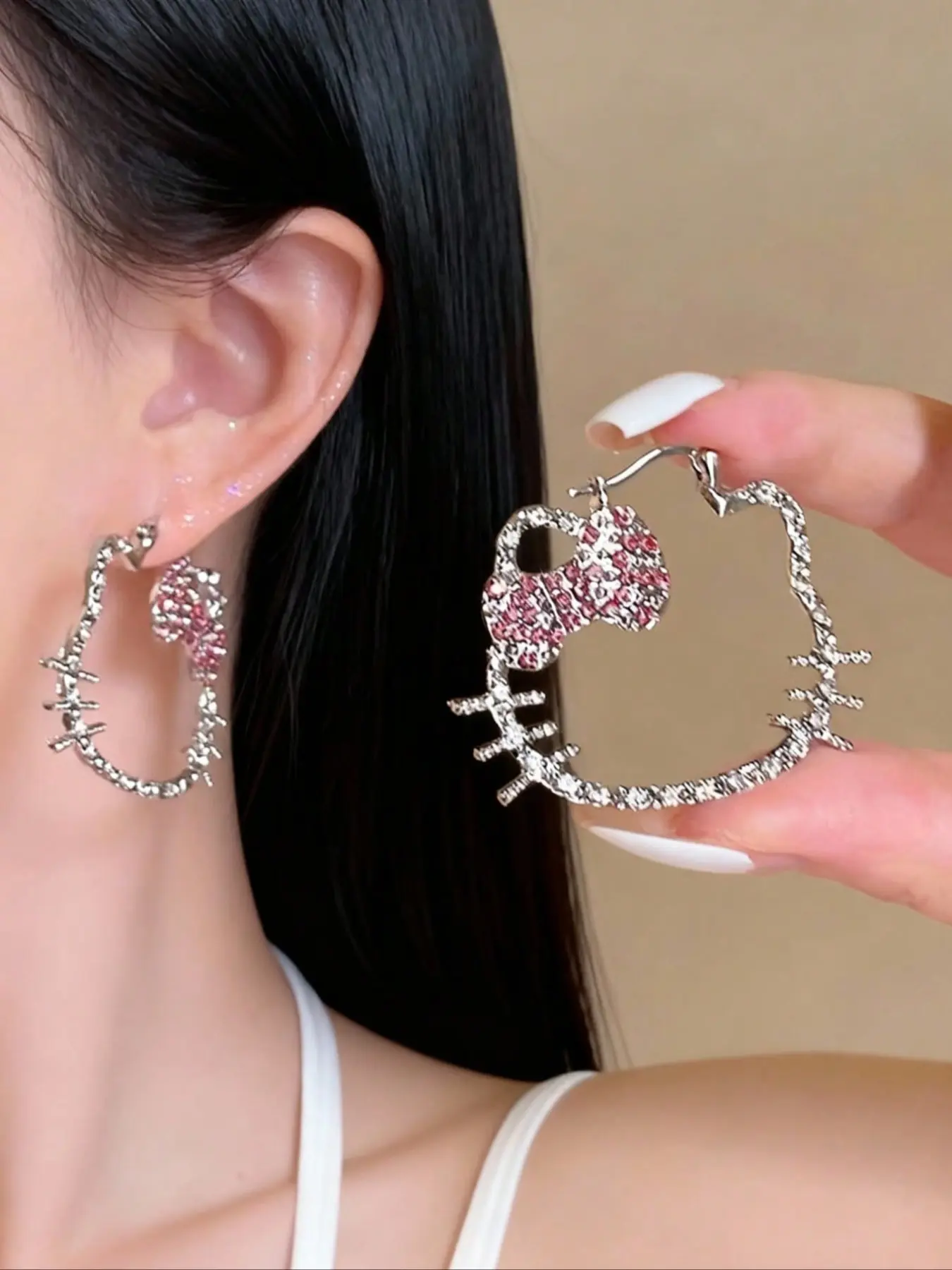 Sanrio 1 Pair Fashionable Cute Hollow Rhinestone Kitty Earrings, Suitable For Daily Wear, Gift For Friends/Girlfriend