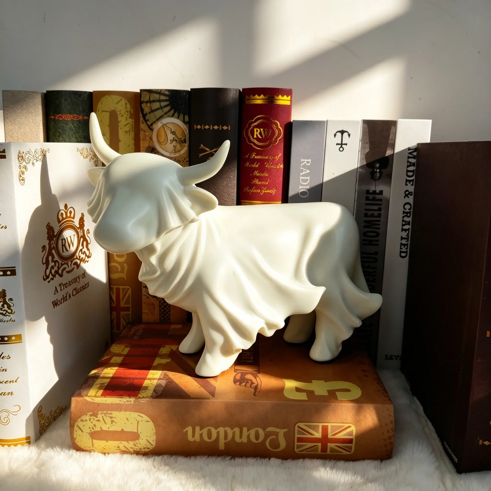 Night Glow Resin Cow Sculpture, Creative Bookshelf Decor, Nordic Style Desk Ornament, Home Gift, Healing Atmosphere Decoration