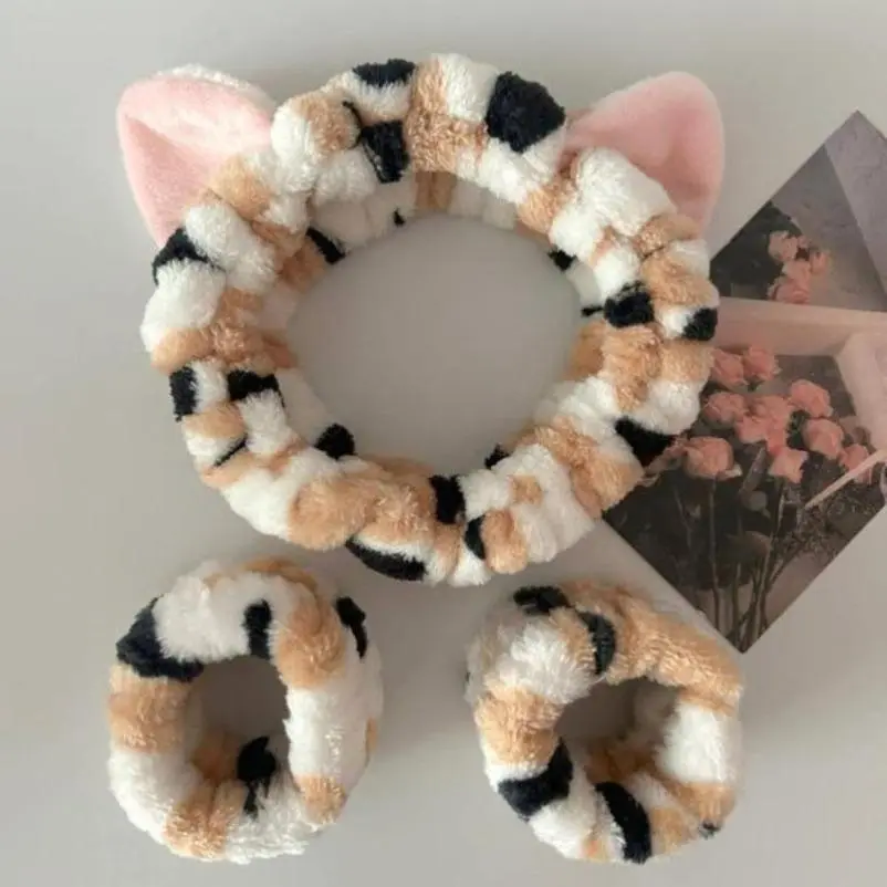 Korean Style Headband and Wristband Set for Makeup Enthusiasts, Striped Coral Fleece Fabric that Stays Firmly in Place for Daily Face Washing