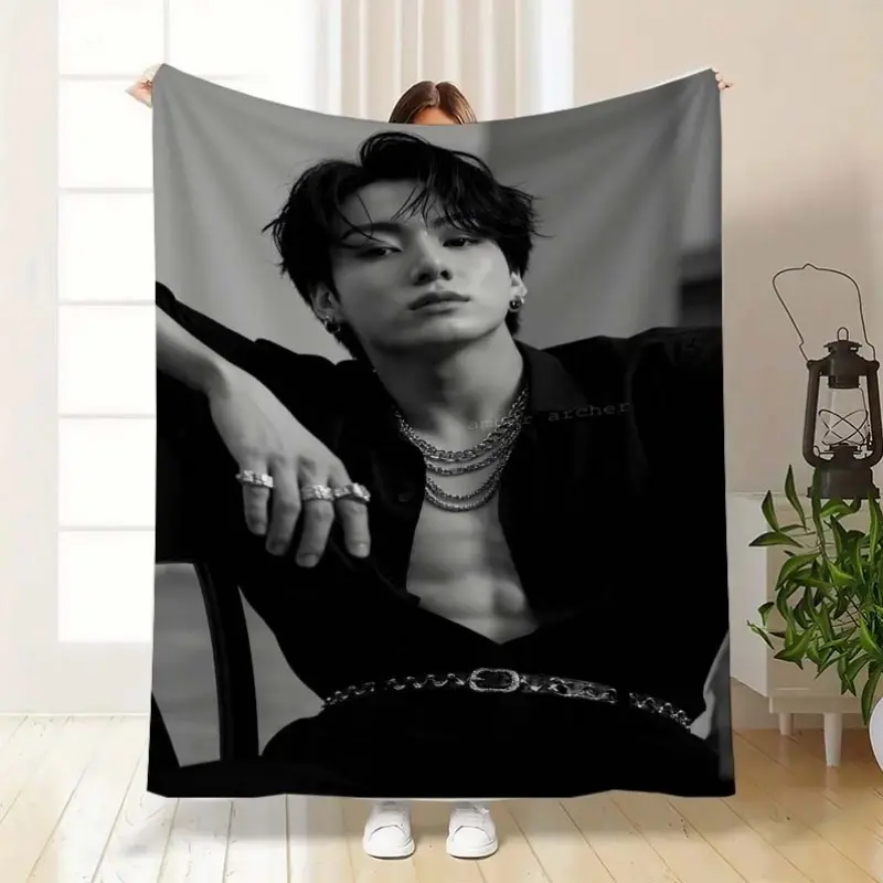 This black and white themed blanket is made of thick, soft flannel, making it ideal for keeping warm in winter. Versatile, it can be used as a nap blanket, sofa blanket, or cozy companion blanket; perfect for the office or dormitory, and suitable for all