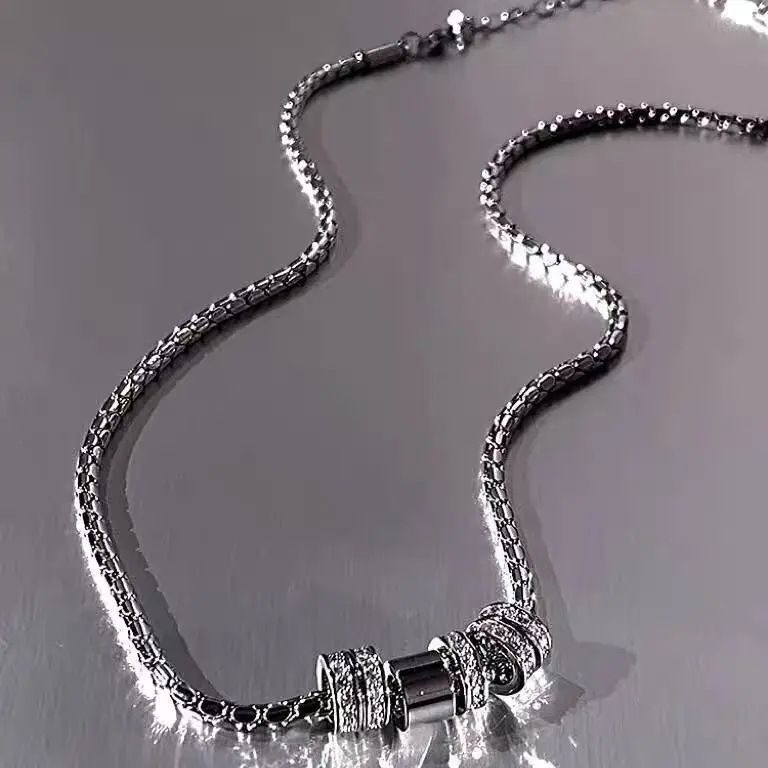 Unisex Sparkling Diamond Ring Pendant Collarbone Necklace - Cold Style, Light Luxury, Simple Design, Fashionable, Versatile, Temperament, Steel-Titanium Chain