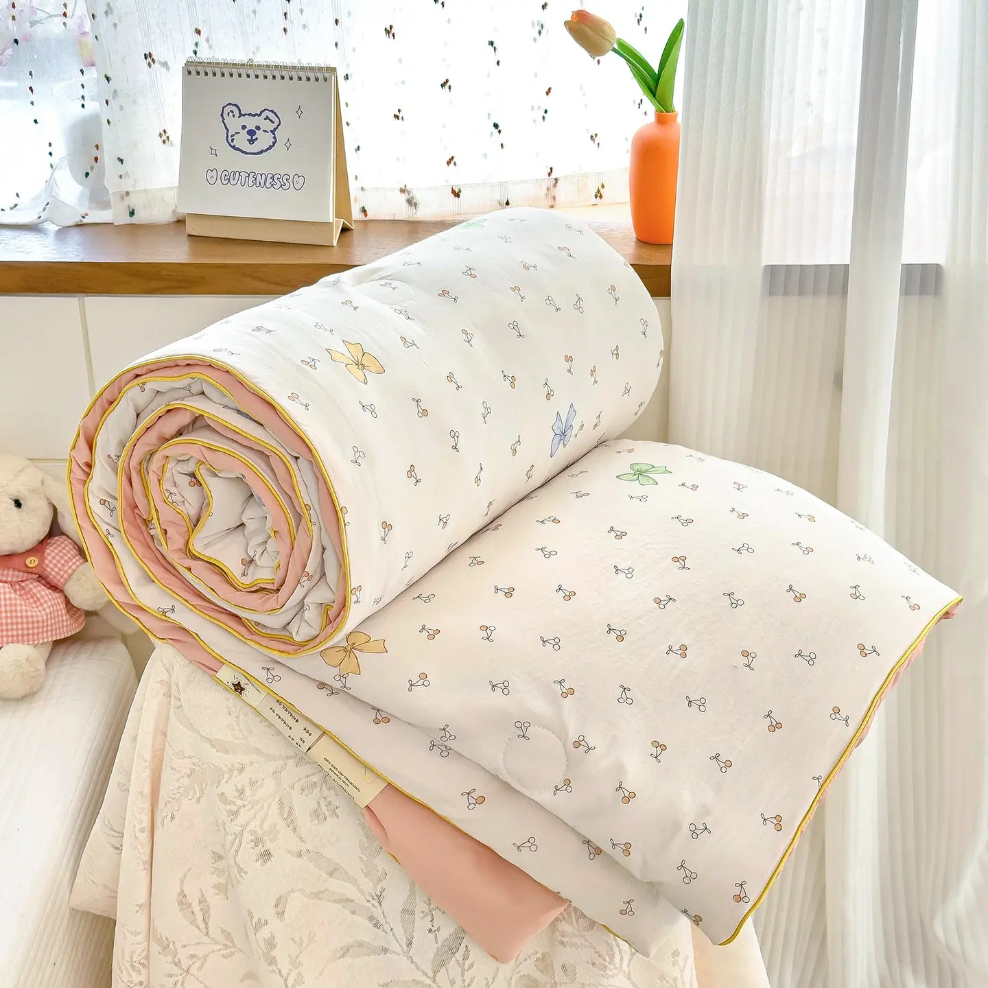 Cute Cherry and Bow Pattern Quilt, Soft Skin-Friendly Air Conditioning Blanket, All-Season Bedding for Bedroom and Living Room, Printed Quilts
