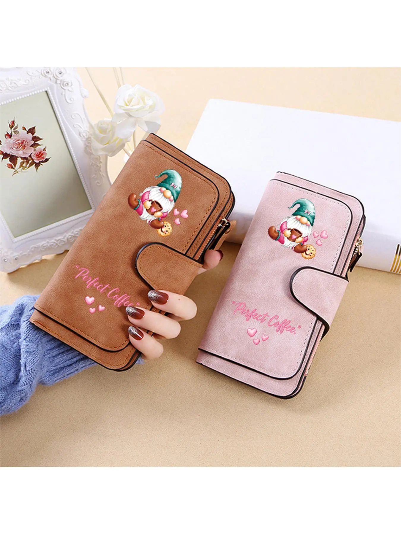 A Christmas themed ladies' wallet, a multifunctional long ladies' wallet that perfectly stores your cards, documents, cash, etc., meeting your daily storage needs, suitable for daily travel, vacation travel, Christmas gifts/Christmas decorations/Christmas