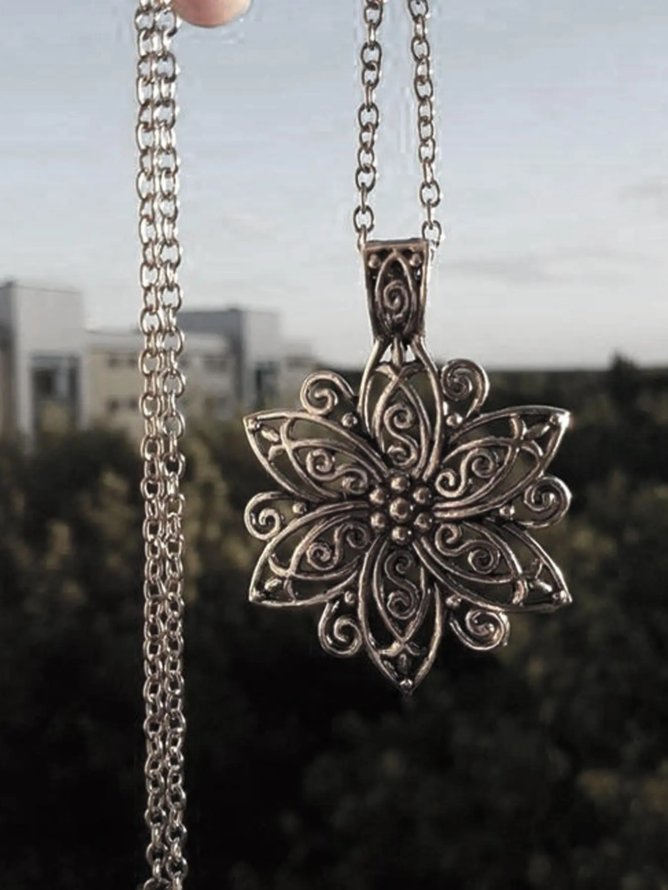 Vintage Hollow Design Floral Pattern Lotus Pendant Necklace, Unisex Appeal Casual Zinc Alloy Chain Jewelry, Perfect for Daily Wear, Parties, Festivals, All Season Wear, Gift Idea, Flower Necklace