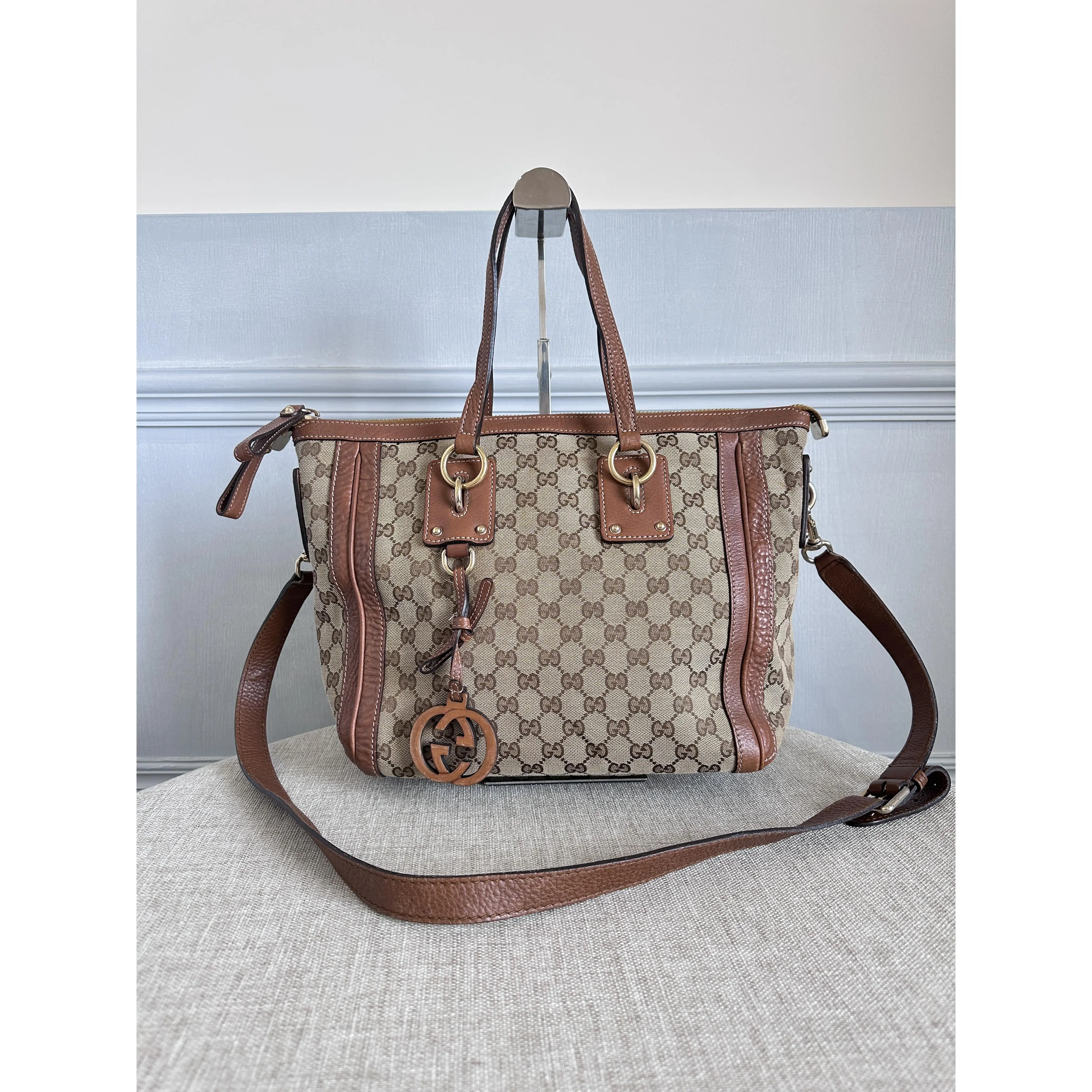 Pre-owned GUCCI Classic GG Canvas Rectangular Tote Handbag with Brown Leather Trim, Zipper, 2 Way Crossbody/Top Handle Design, Neutral Multi Use Daily Bag