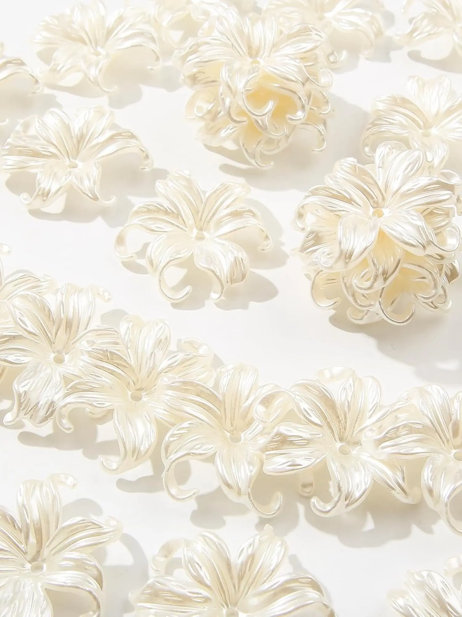 Smooth 30pcs Flower Shape Beads White Pearl Flower Beads Color Lily Beads for DIY Crafts Bracelet Necklace Earrings Jewelry Making Acrylic Faux Pearl Petal DIY Jewelry Accessories, Craft Supplies, Beading Supplies, Decoration Beads