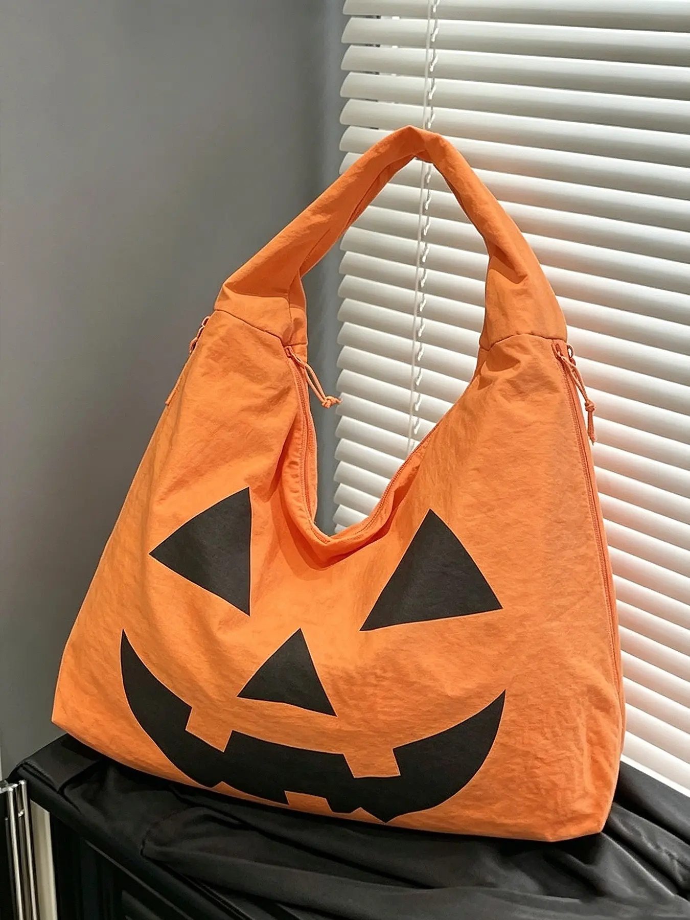 Retro minimalist pumpkin print practical texture commuter tote bag, niche design, fun and versatile personalized shoulder bag, side pocket design, suitable for daily commuting, shopping in the mall, and gatherings