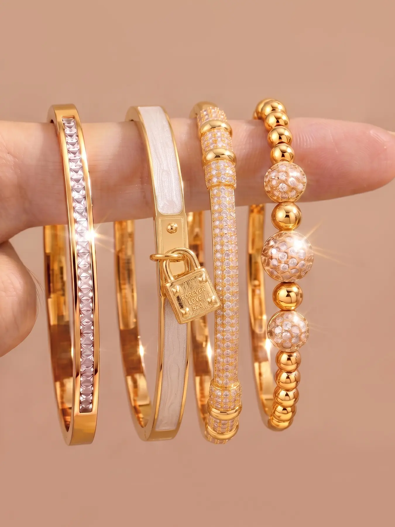 The niche high-end bracelet refuses to clash styles and is carefully designed with a simple bracelet shape. It is polished and smooth to wear without hurting the hands, and can be worn casually for daily wear, making it easy to make the outfit unique