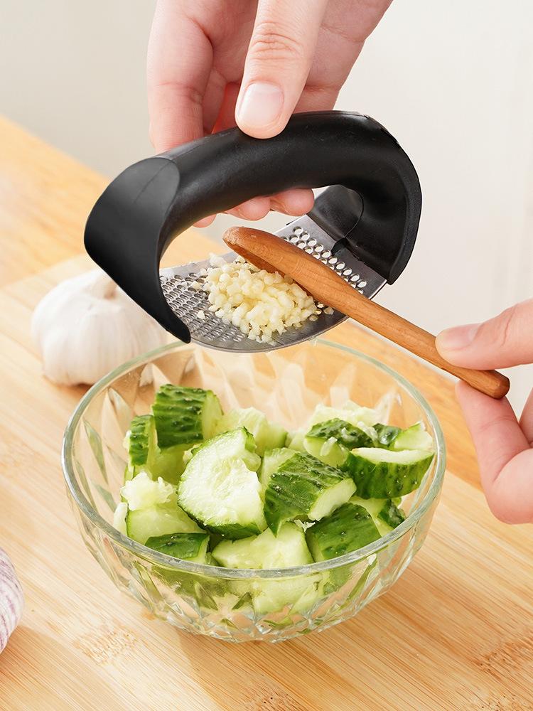 Multifunctional Handheld Garlic Press, Thickened Stainless Steel Garlic Crusher, Easy Clean Kitchen Gadget for Mashing Garlic & Ginger