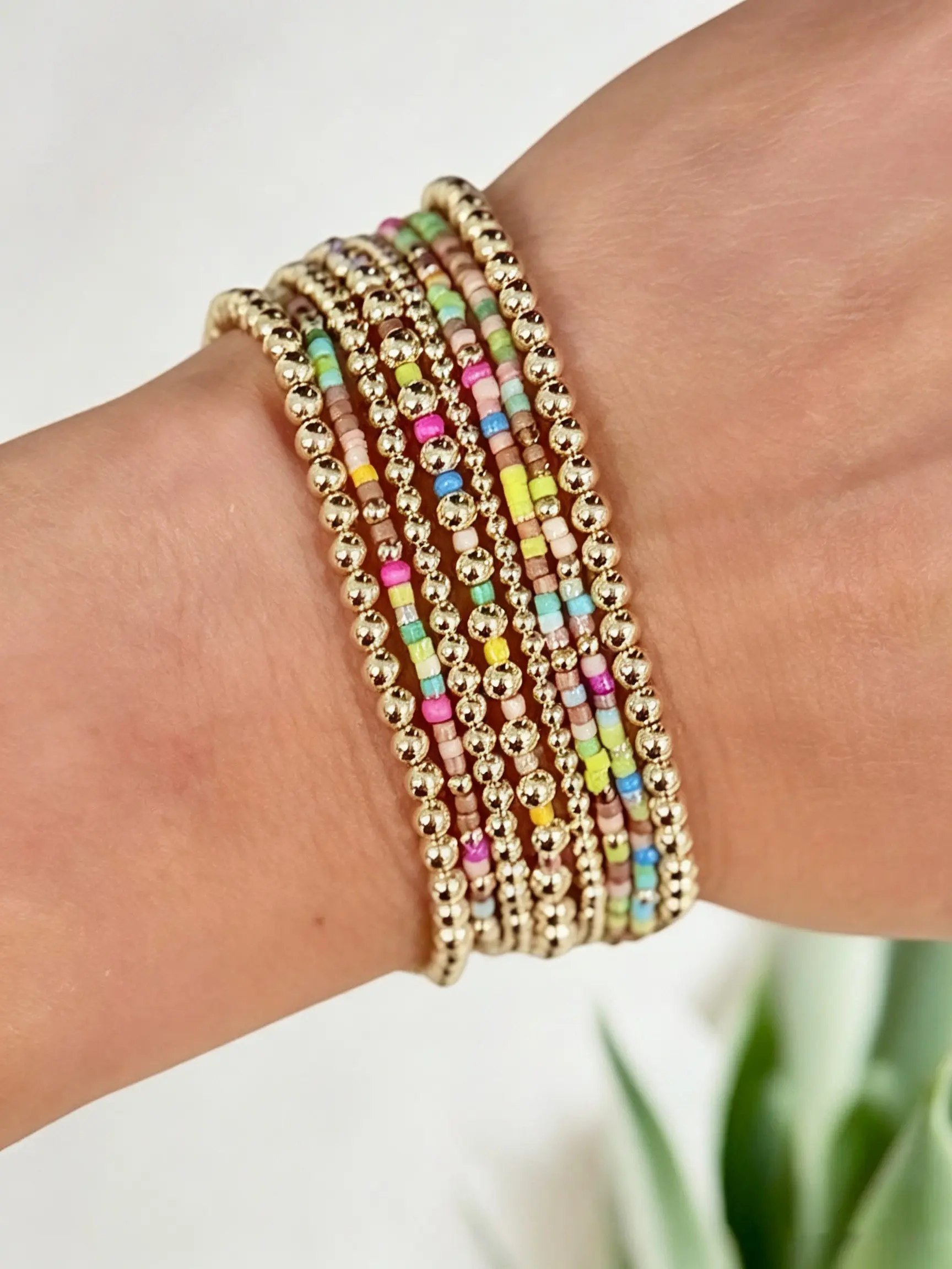 8pcs Stackable Bracelets Layered Bracelet Set Handmade Color Seed & Shiny Gold Bead Bangles Soft Aesthetic Jewelry For Women Commute Travel Elastic Thin Friendship Wrist Ornaments Valentine Gift Box Pack