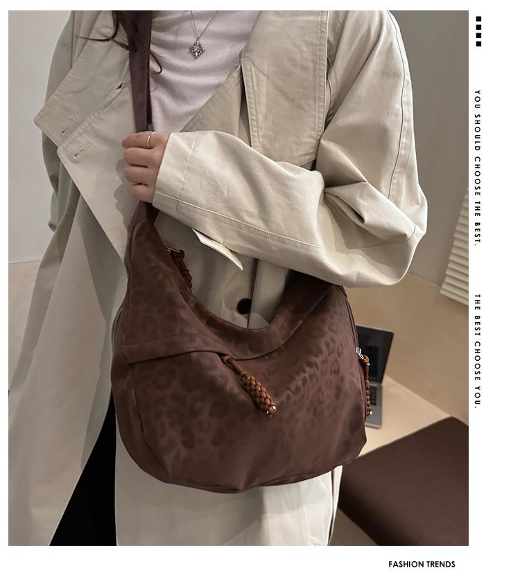 Fashion Leopard Print Crossbody Bag New Chain Fashionable and Versatile Shoulder Bag for Women Casual and Simple Commuting Bag