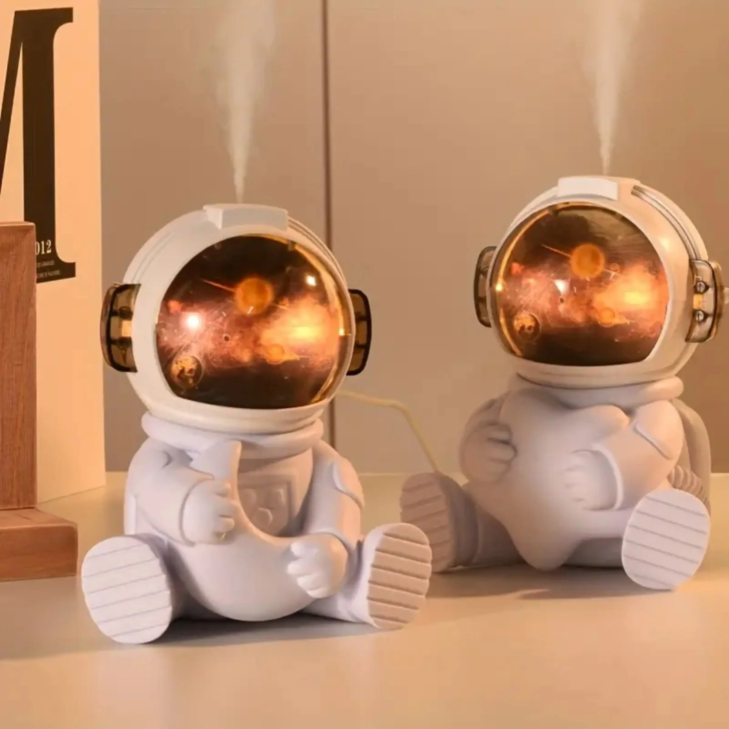 Cute Astronaut Design Spray Humidifier, 2 Spray Modes, Warm Night Light, 240ML Water Tank, USB Plug-in, Suitable for Bedroom, Living Room, Office and Sleeping