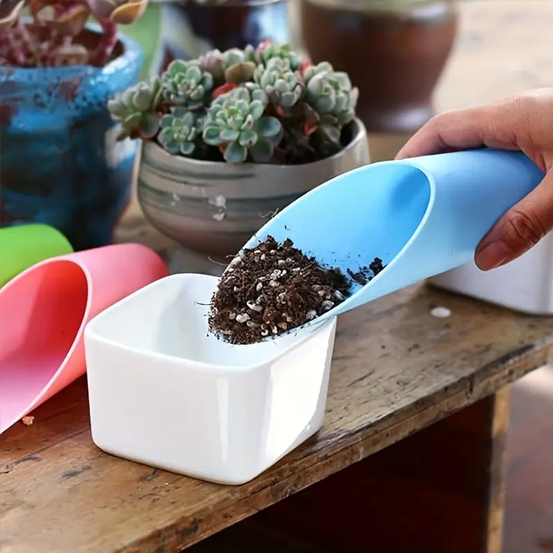 2 pieces of gardening tools with plastic soil shovel, small bucket of soil shovel suitable for succulent plants, used for indoor plant maintenance and seedling transplanting (random colors).