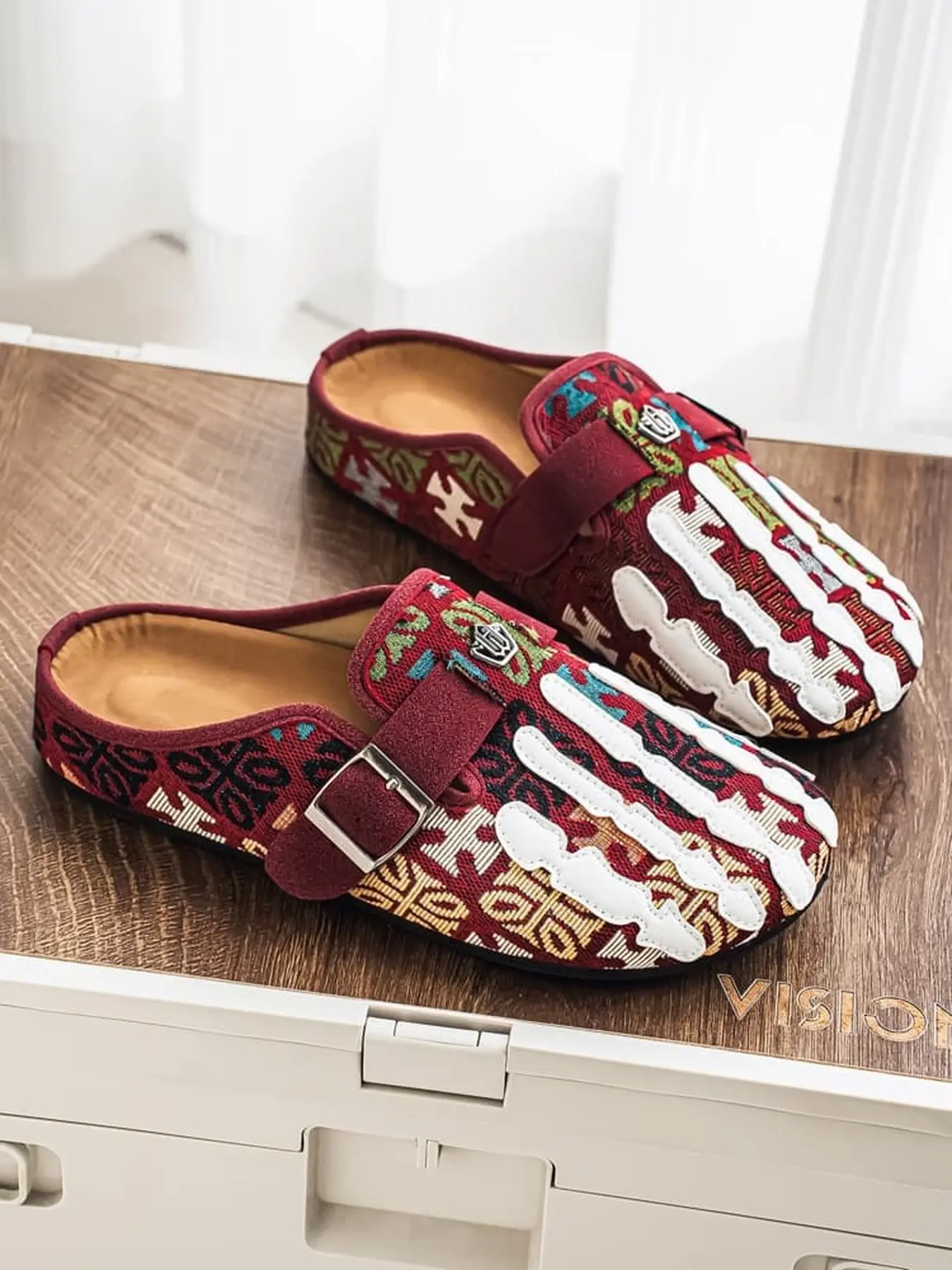 Men's trendy skull spliced fabric toe slides, anti-slip flat sole suitable for street stroll and daily trips
