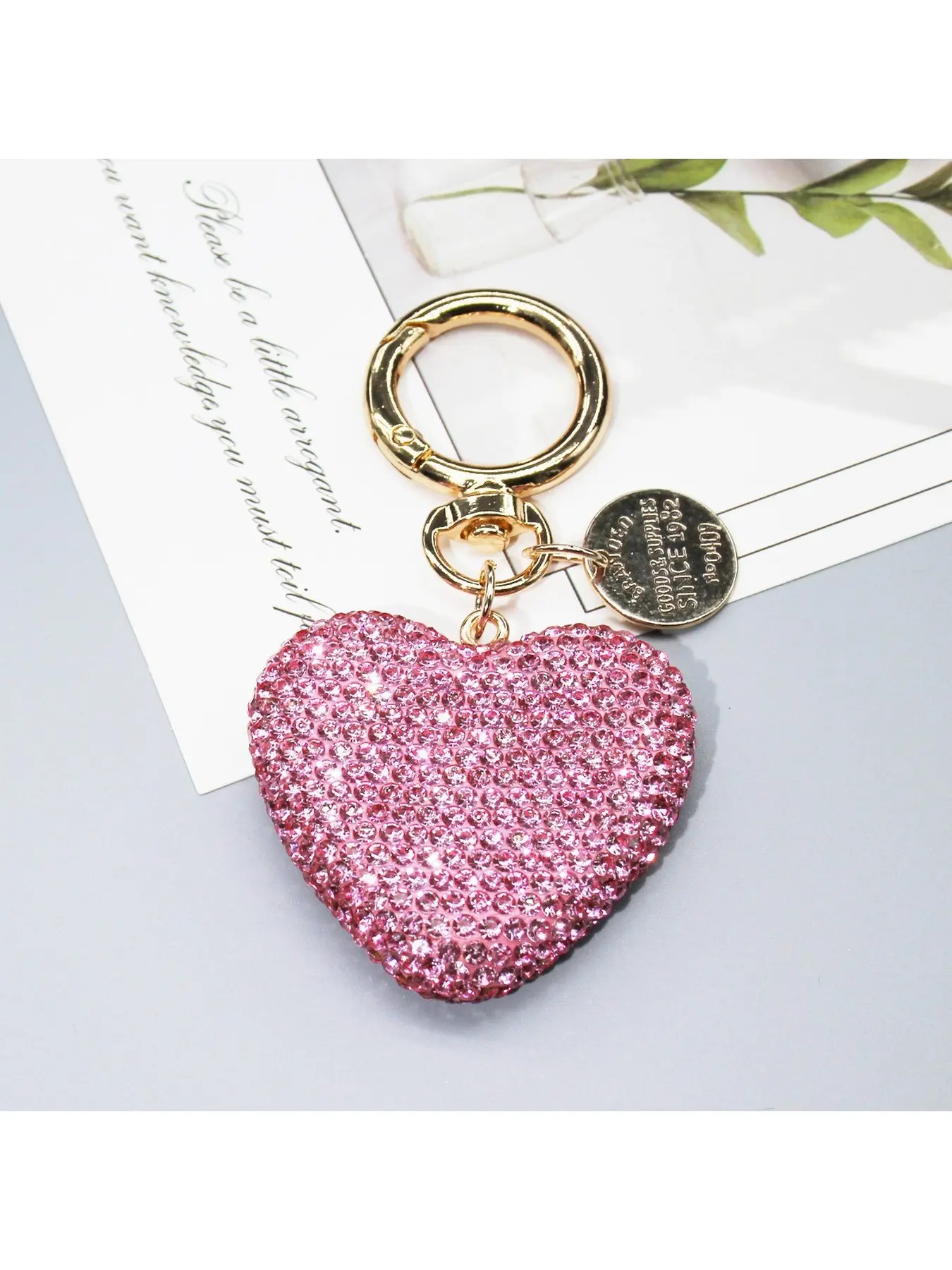 Bestselling full-diamond pink heart pendant, multi-color crystal diamond 3D-shaped keychain, can be hung on backpacks, car keys and handbags, versatile shiny key charm for sweet girls' daily wear and gifting, portable decorative small gift for commuting