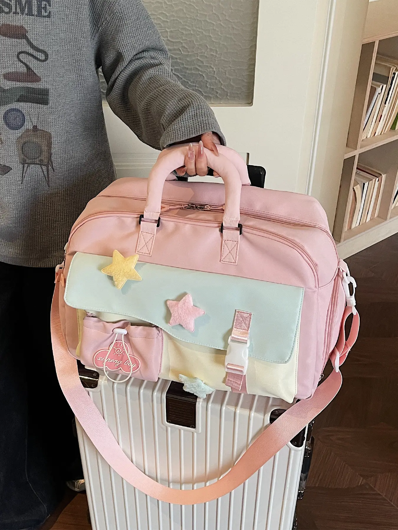 Dopamine large capacity star letter decorative travel bag can be hung on a suitcase, with a casual and fashionable dry wet separation design and an independent shoe compartment suitable for daily outings, short trips, fitness, etc