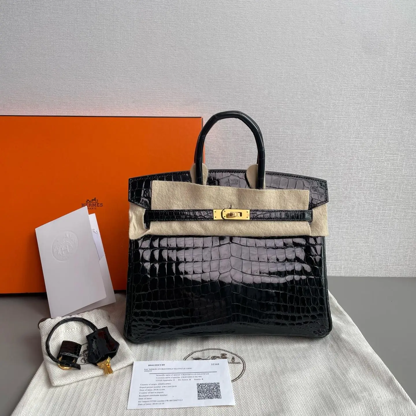 Pre-owned Hermes Classic Black Shiny Birkin 25cm Handbag with Gold Hardware, for Luxury Wear