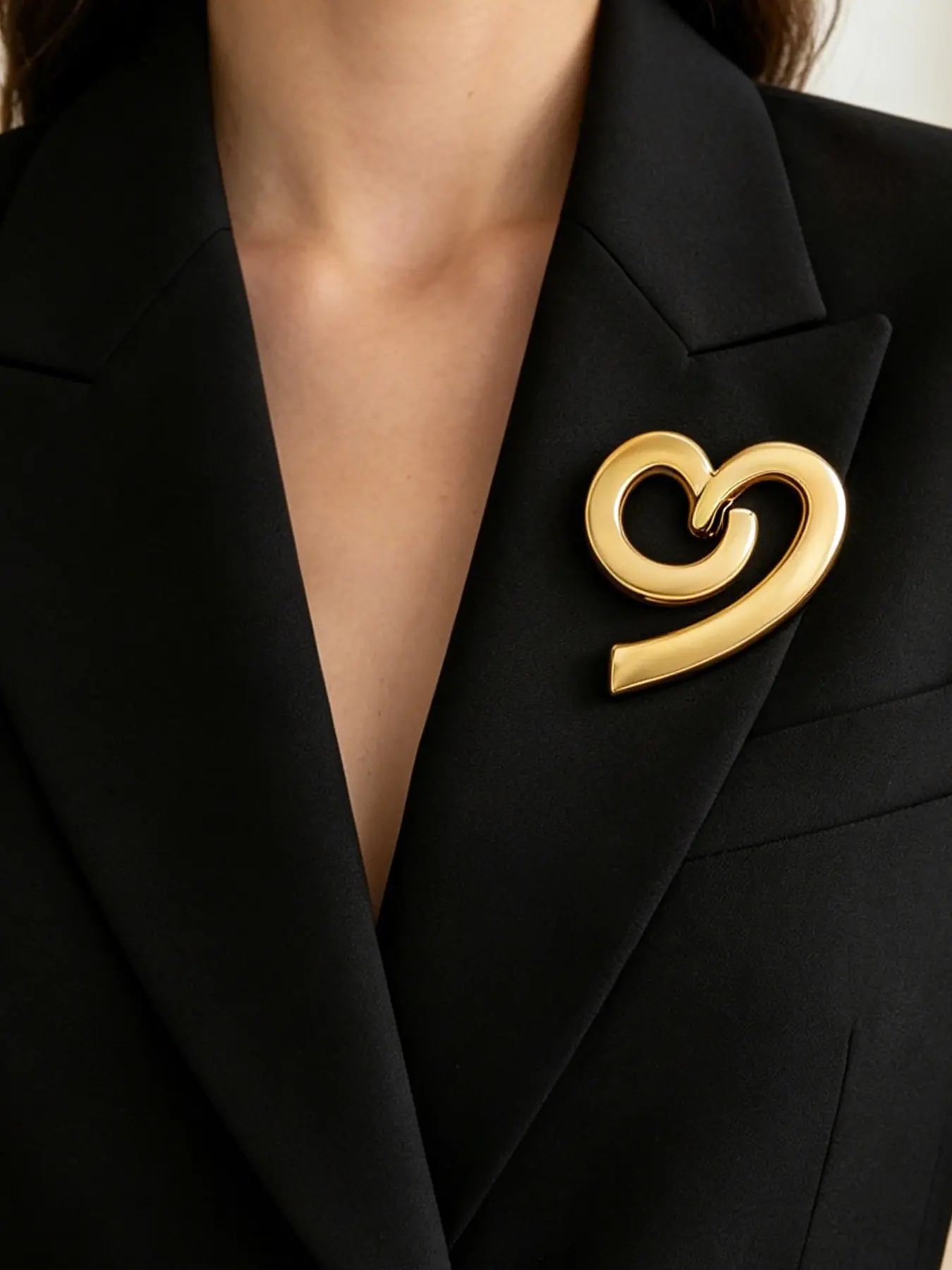 1pc Minimalist Twisted Spiral Heart Brooch, Gold Smooth Curved Heart Lapel Pin Vintage Designer Style Blazer Scarf Decorative Pin, Jewelry Brooch For Unisex