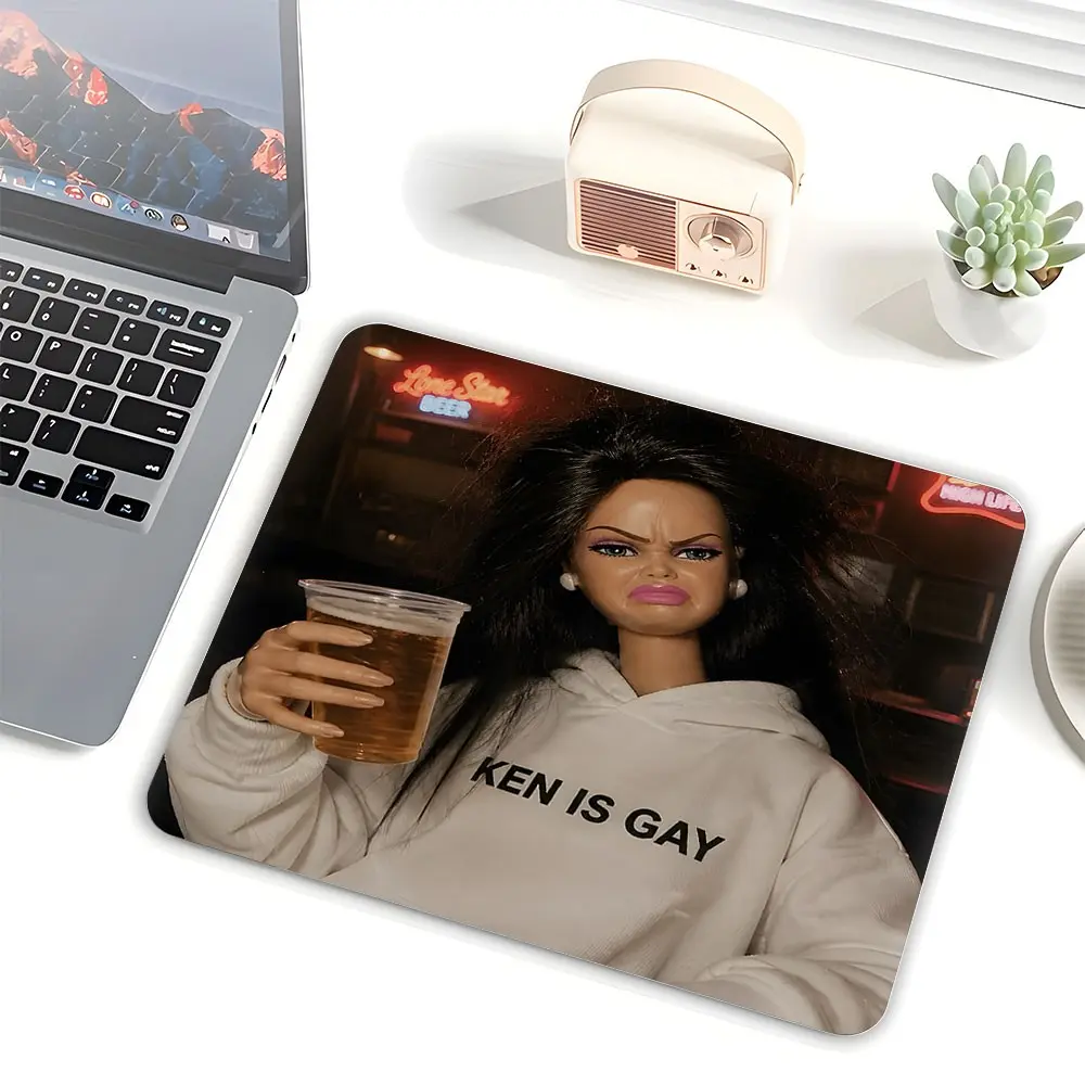 Bar Disdain Doll Meme Pattern Small Square Rubber Mouse Pad, Gaming Mousepad, Sassy Grumpy Figure Print, Stitched Lock Edge Non-Slip Scratch Resistant Desk Mat, Smooth Fabric Surface For Meme Fans, Gamers, Office Workers, Funny Desktop Decor Gift