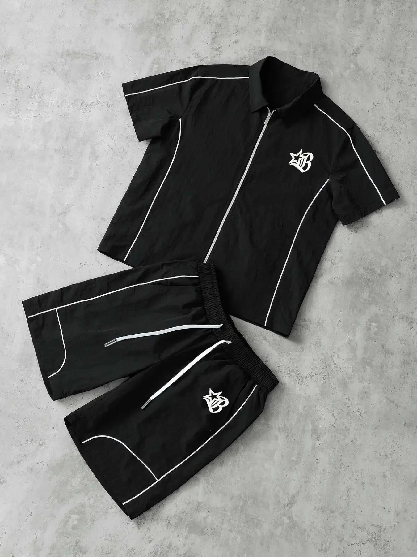 This Two-Piece Men's Racing-Style Outfit Set Features a Hip-Hop Style Top with Visible Stitching, a Turn-Down Collar, a Zip-Up Design, and Elastic Waist Shorts. Suitable for Outdoor Leisure, Vacations, and Everyday Street Style.