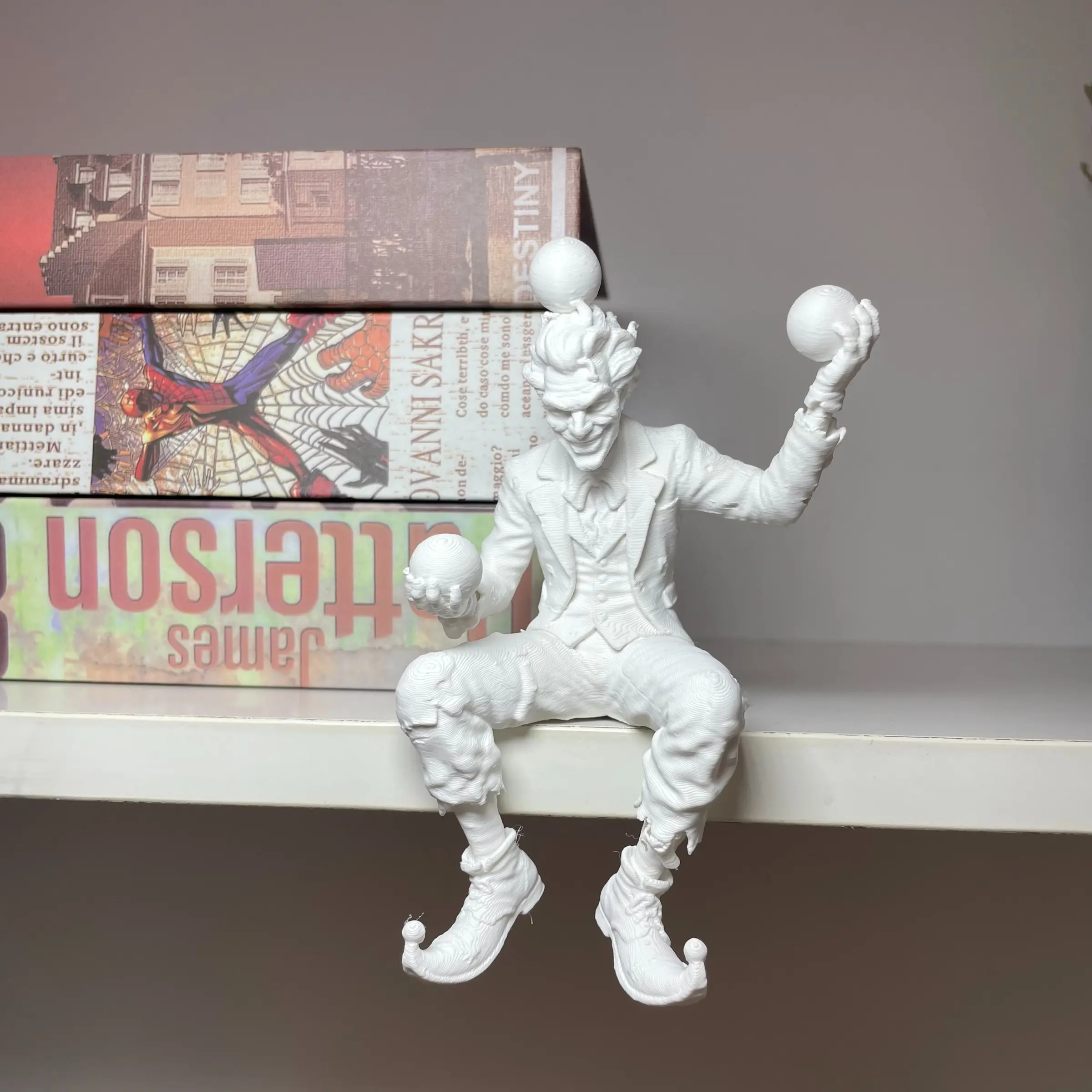 White Resin Juggling Joker Statue – Vintage Clown Shelf Sitter Figurine, Statue Figurines, Dark Gothic Aesthetic Bookshelf Decor, Sitting Cabinet Edge Ornament, Collectible Desk and Tabletop Display Decoration