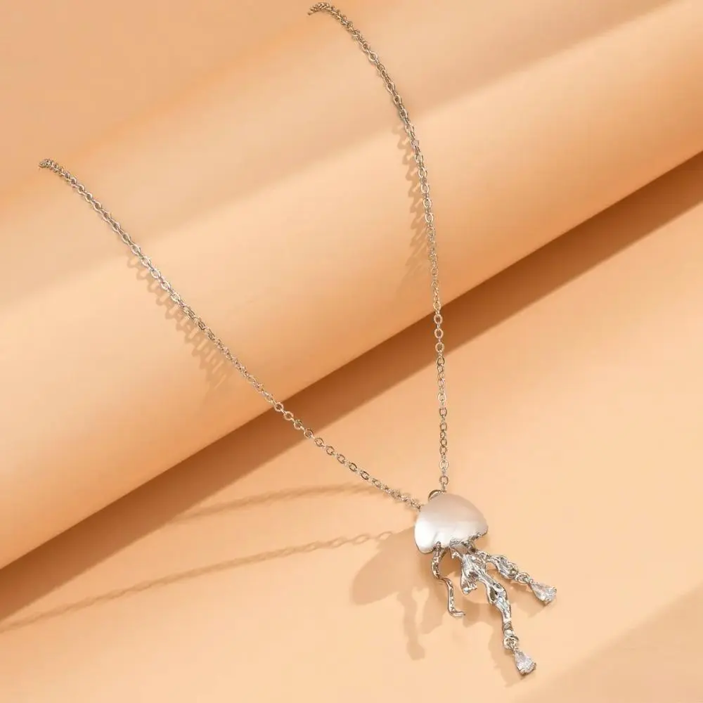 2026 New Old Money Minimalist Single Gold Jellyfish Pendant, Rhinestone Inlaid Vintage Bohemian Unisex Jewelry, Delicate Statement Accessory for Men & Women Daily Matching, Rhinestones, Premium Plating, Male, Style, Everyday, Daily Wear, Lightweight