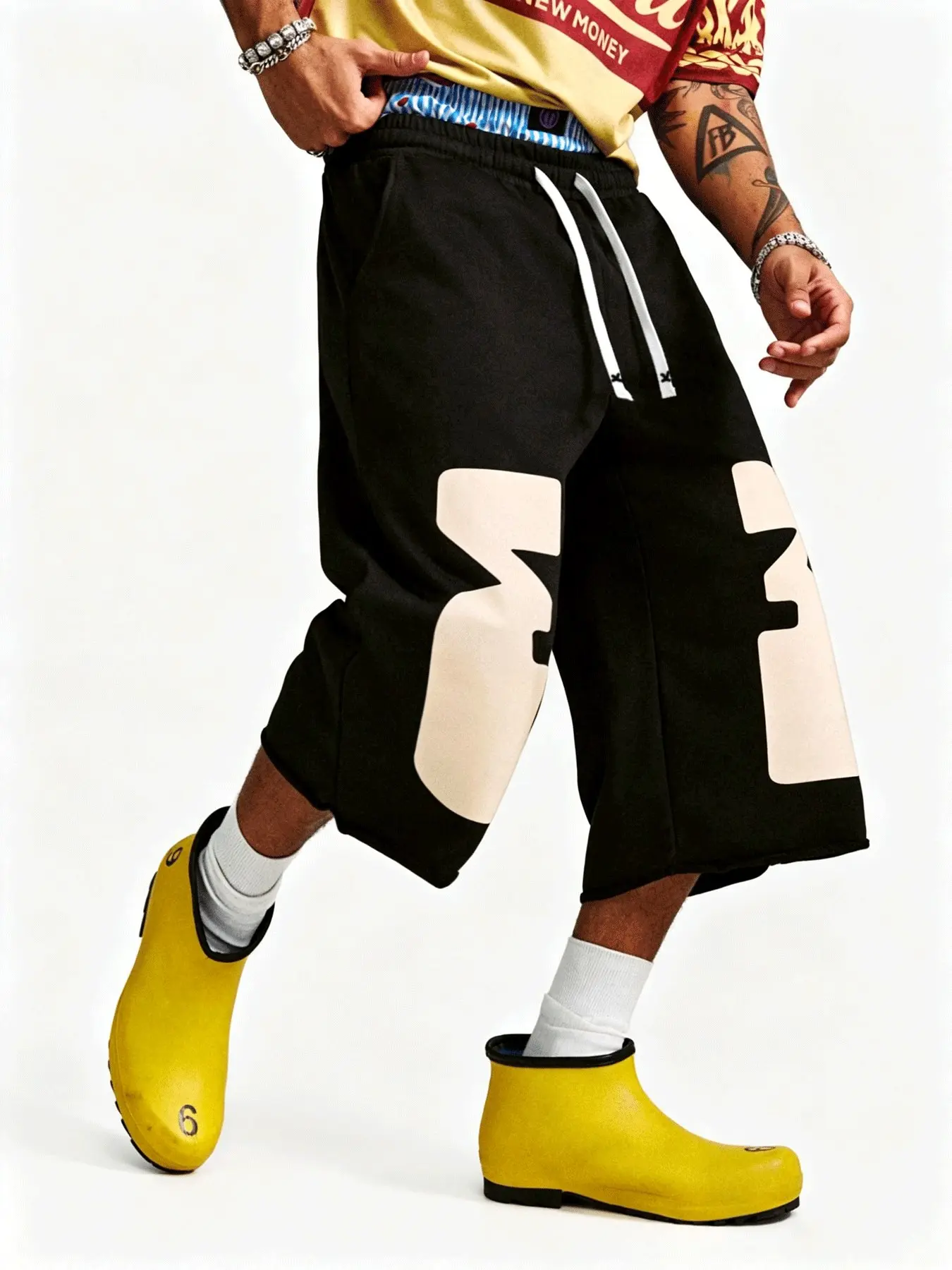 Men's Black Ultra Wide Leg Cropped Capri Sweat Pants, Big Beige Abstract Block Letter Graphic Print Double White Drawstring Baggy Mid-Calf Hip Hop Streetwear Seven-Point Jogger Trousers with Side Pockets for Men
