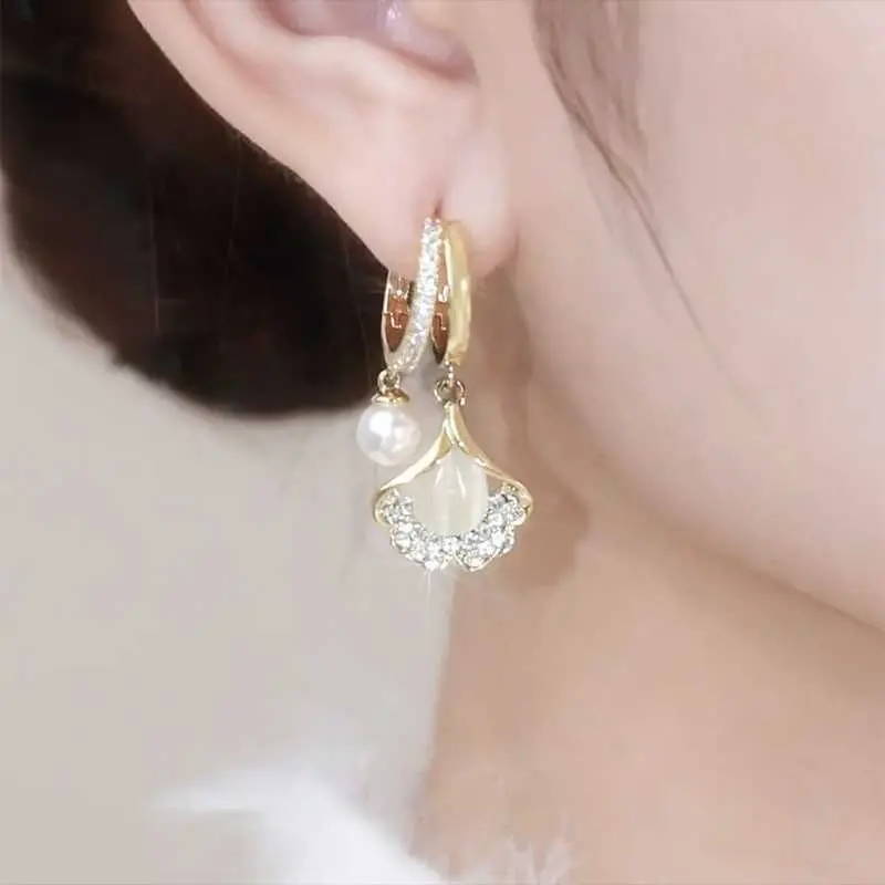 Cat's Eye Stone Ginkgo Leaf Ear Cuff Fashionable Elegant Versatile Earrings 2026 Trendy Unique Niche Ear Jewelry Stud Earrings DL260804E19