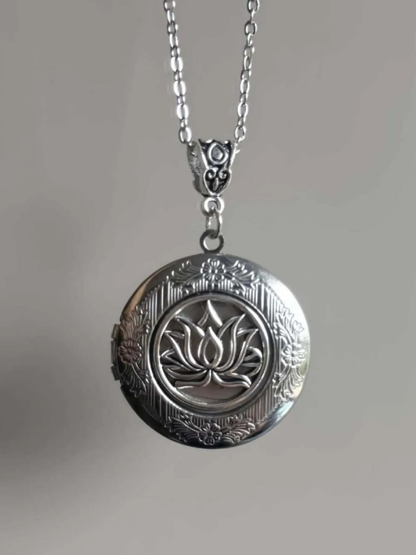 1 Piece Vintage Engraved Lotus Locket Photo Necklace, Openable Round Picture Frame Pendant Neck Chain, Women Bohemian Decorative Neck Jewelry, Boho Style Necklace