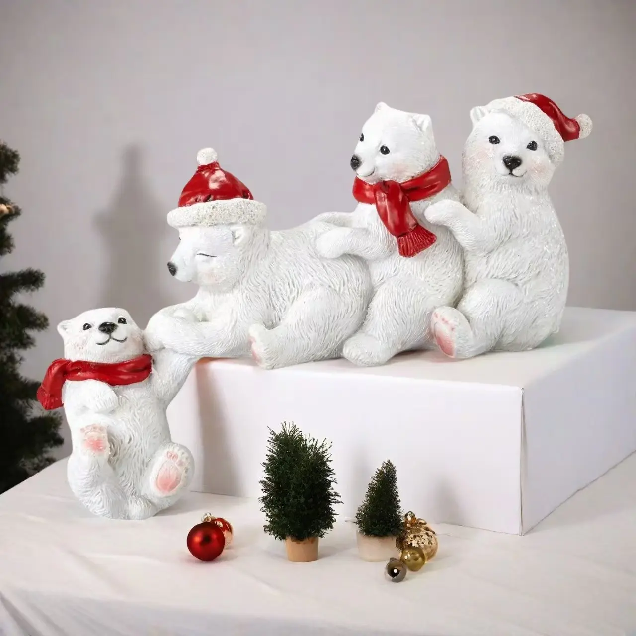 Christmas Polar Bear Resin Material Ornament, Santa Hat Bear Desk Decor, Winter Holiday Craft, Living Room Window Display, Creative Festival Sculpture