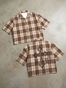 Men’s Retro Coffee Plaid Cropped Short Sleeve Button Up Shirt, Back Vintage Distressed Gothic Cross And Old English Letter Print, Turn Down Collar Loose Boxy Casual Blouse, Suitable For Preppy Street Matching Y2K Outfits Daily Inner Layering