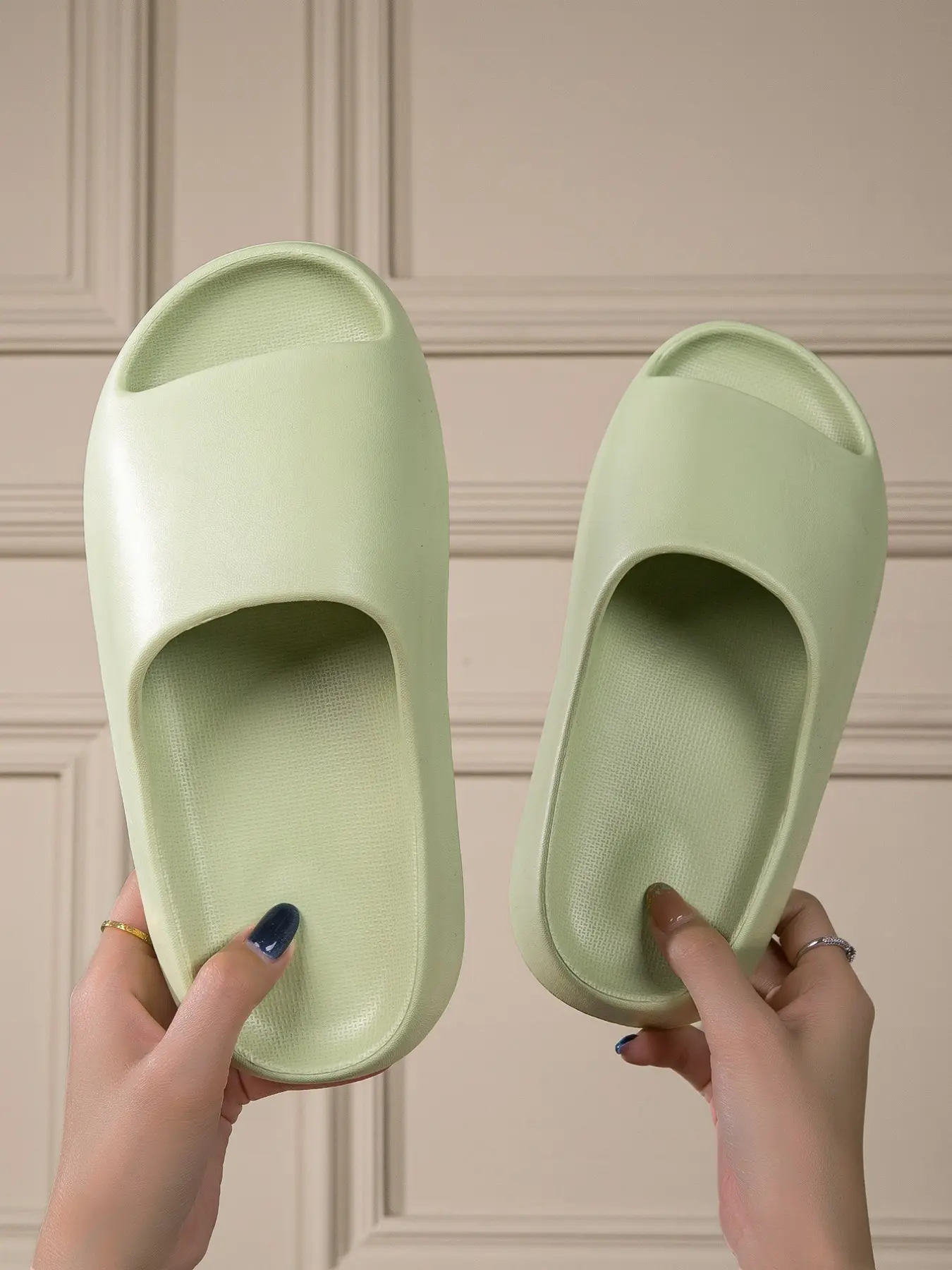 Minimally Designed Platform Slides, Eva Material Comfortable Footwear, Eva Beach Slippers, Ideal for All Seasons, Perfect for Casual Fashion & Summer Wear