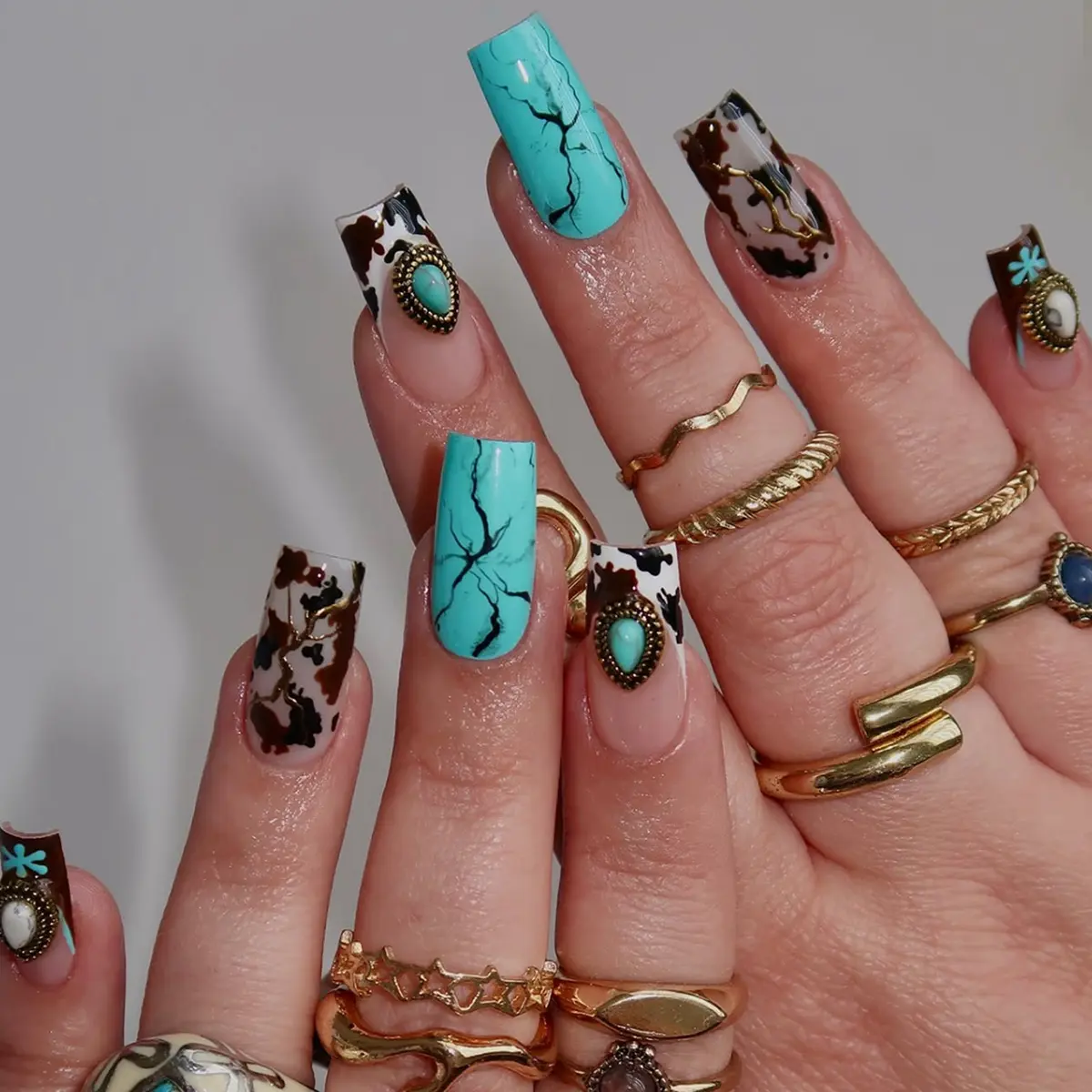 Glitter Cyan Striped Press-On Nails with Heart Rhinestone, Reusable Full Cover Fake Tips for Women's Daily & Party Wear, Set