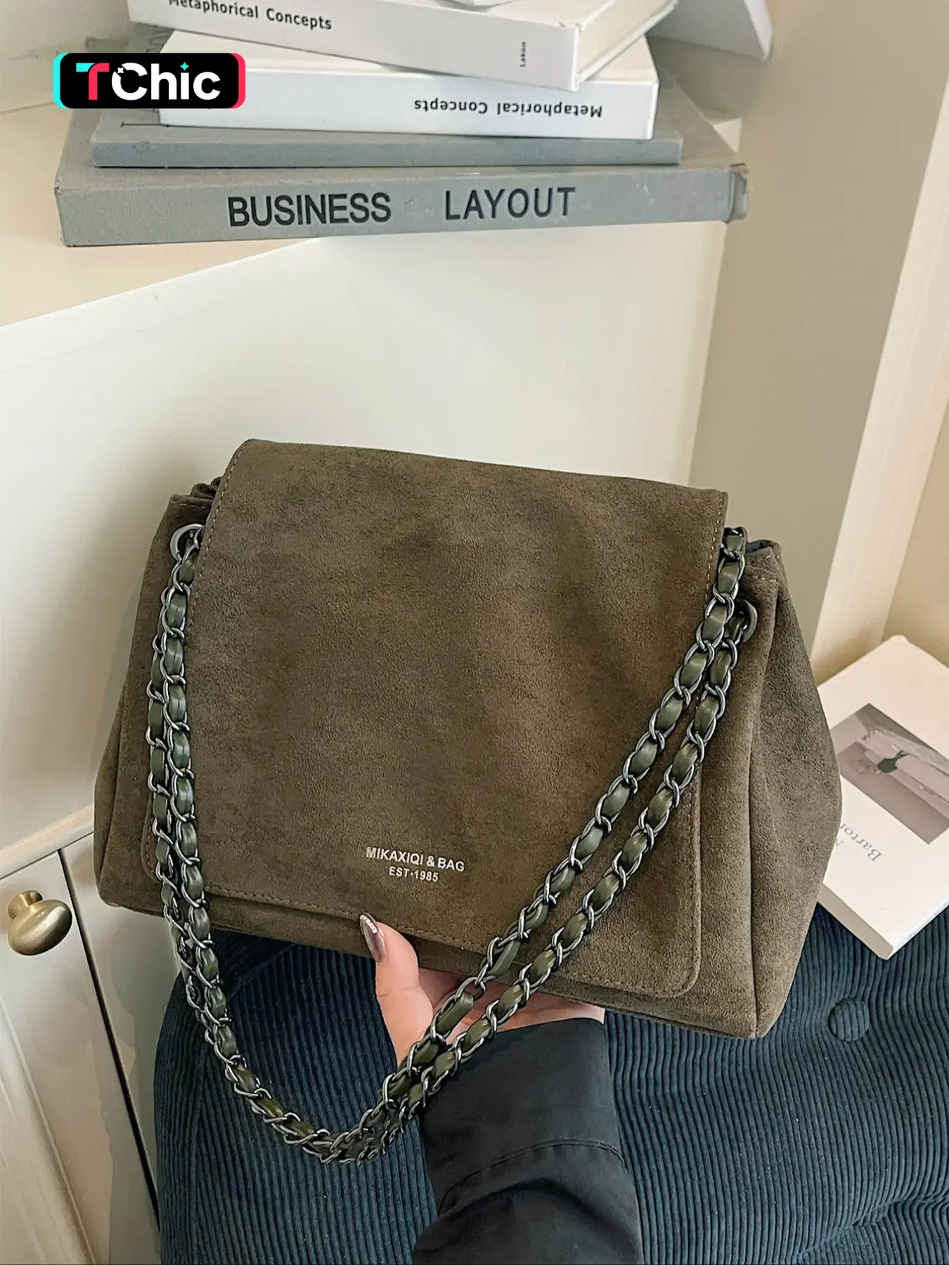 Women's Fall/Winter Suede Shoulder Bag with Fashion Woven Chain, Stylish Crossbody, Chic Chain Crossbody, Ideal for Commuting and Shopping, Perfect Gift Chain Bag