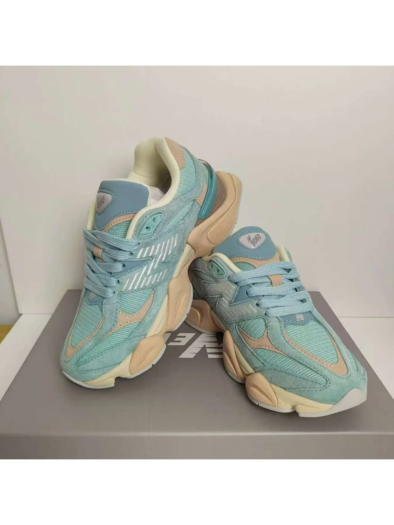 woke gray-blue new fashion running shoes, retro fashion comfort combined with cool style, comfortable and breathable, blending new design with retro charm