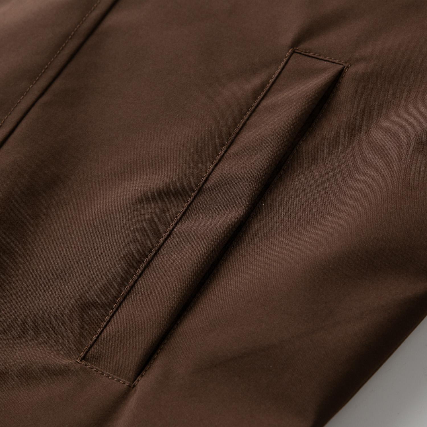 Men’s vintage-style brown work jacket made from durable woven fabric with neat stitching, featuring a classic stand collar and a clean silhouette that enhances a refined look-ideal for dates, office casual wear, and urban strolls.