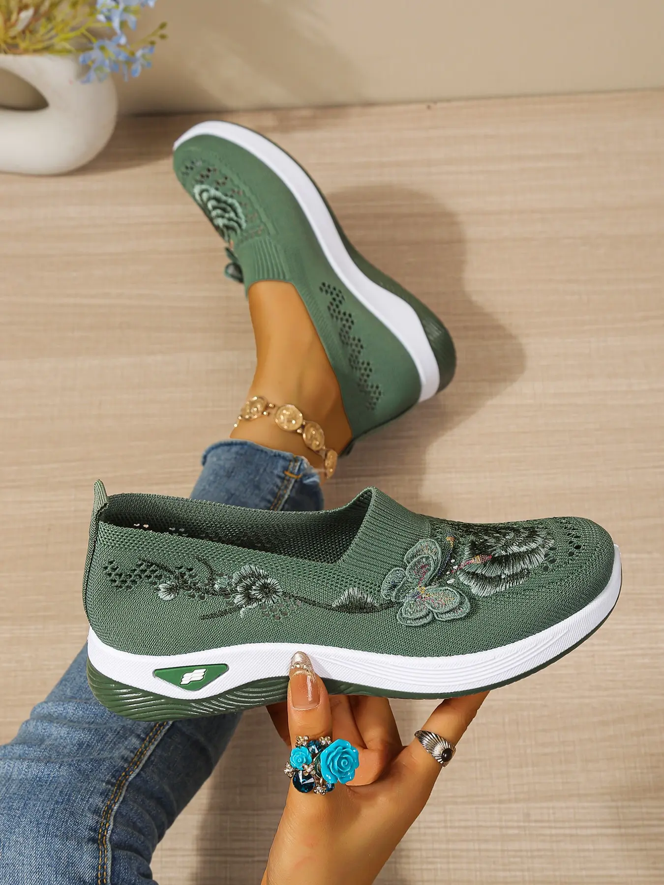 Middle-Aged Women's Embroidered Walking Shoes, Summer Mesh Breathable Slip-On, Low Heel Soft Sole Anti-Slip Lightweight Casual Shoes, Breathable Slip Ons