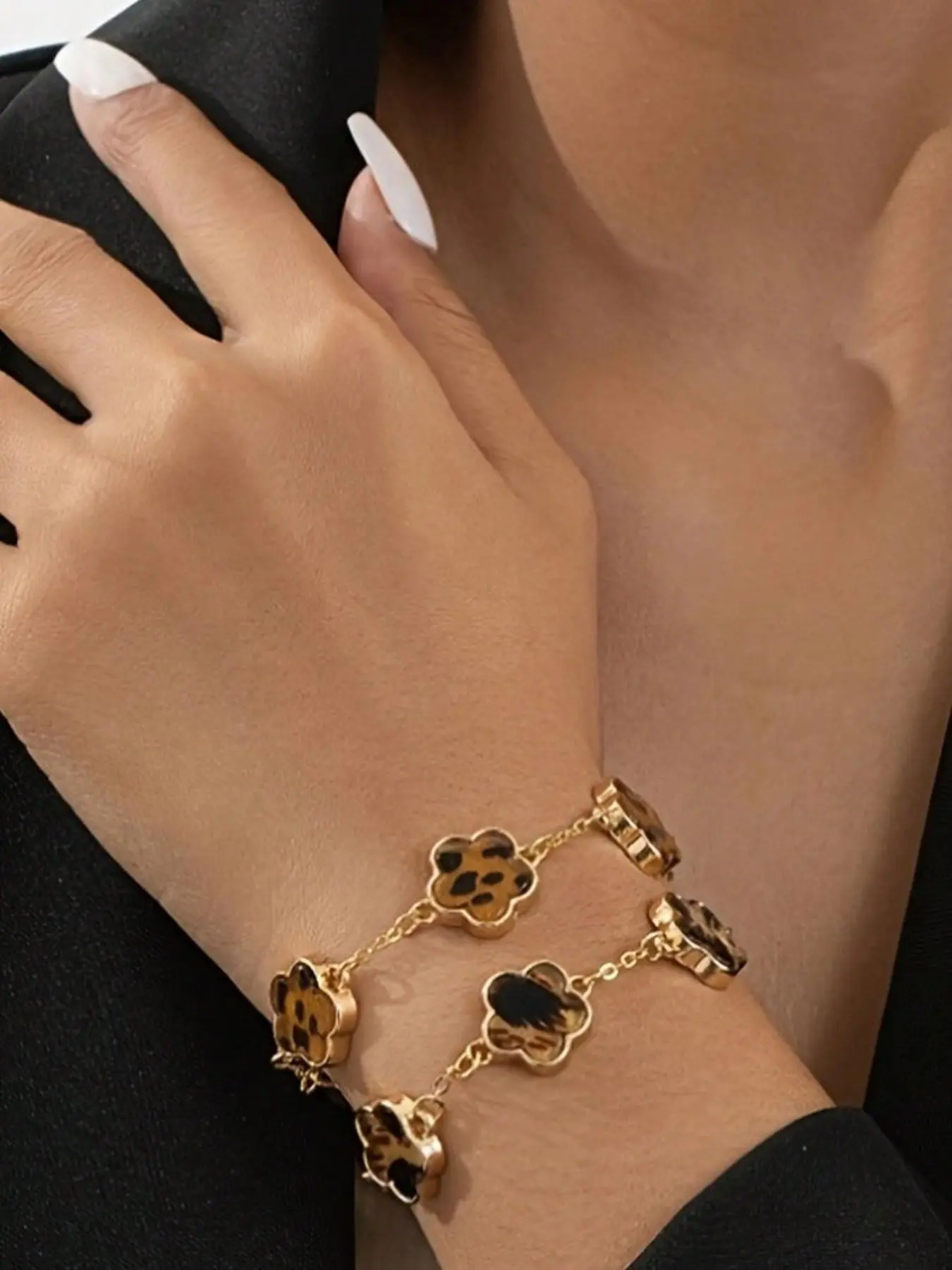 1pc Stainless Steel Vintage French Leopard Print Clover Charm Bracelet , Leopard Heart Bracelet , Accessories For Women , Classic Fashion Jewelry Suitable For Daily Wear And Gifting (Pattern Randomly Assorted) (Avoid Prolonged Exposure To High Temperature